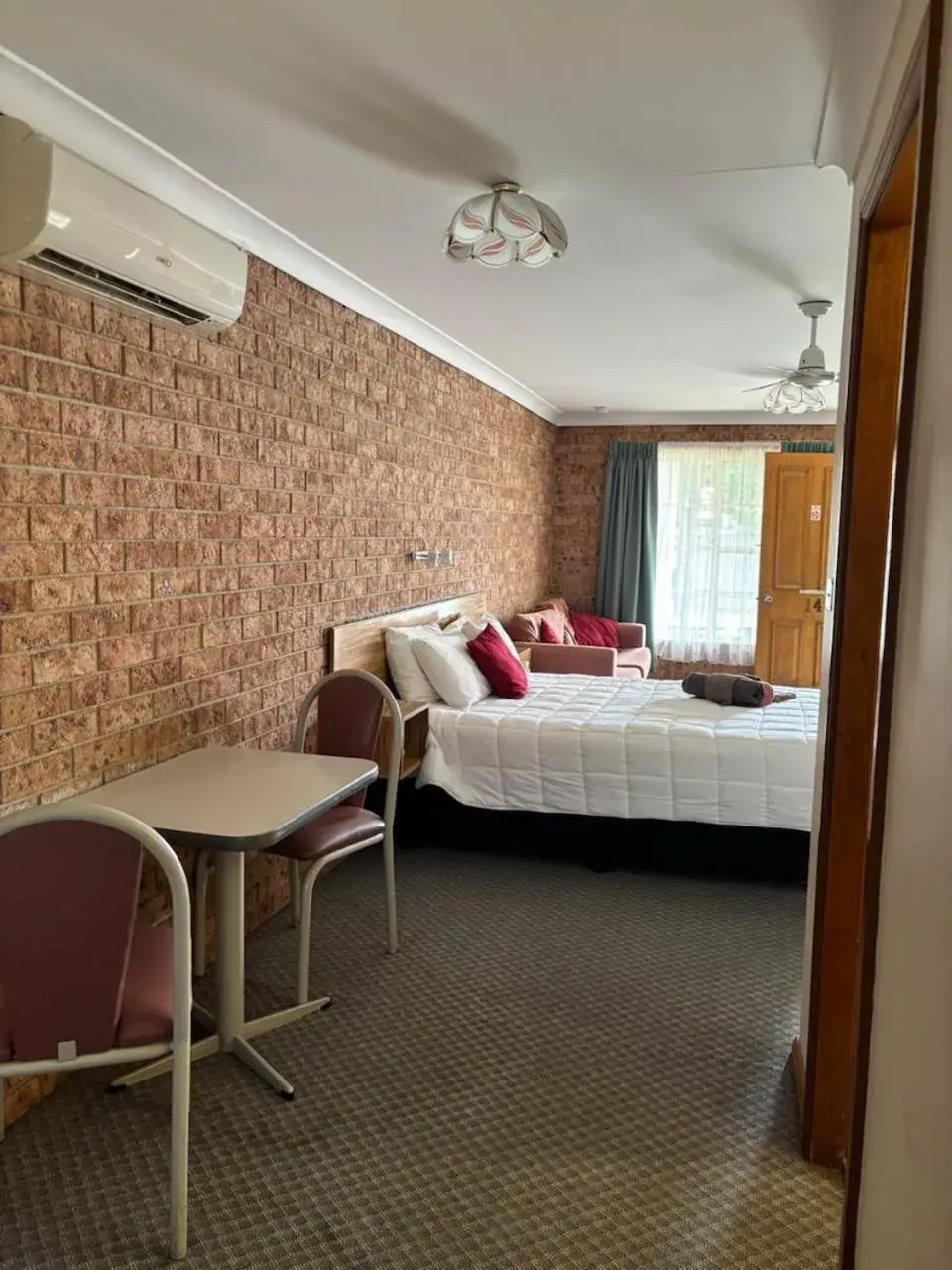 Photo of the whole room, Bed in Alyn Motel Photo of the whole room, Bed in Alyn Motel