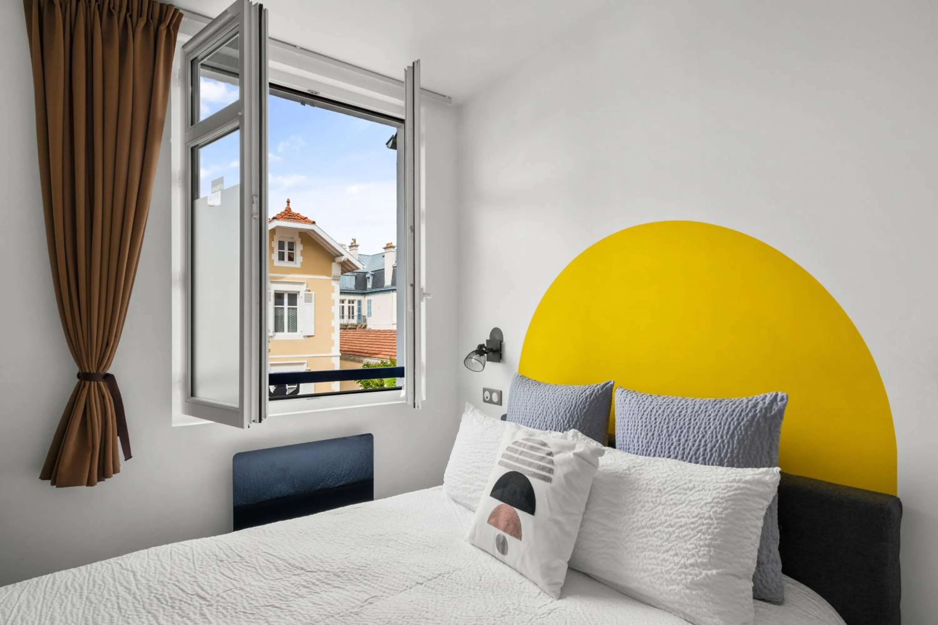 Bed in Hotel Txutxu-Mutxu