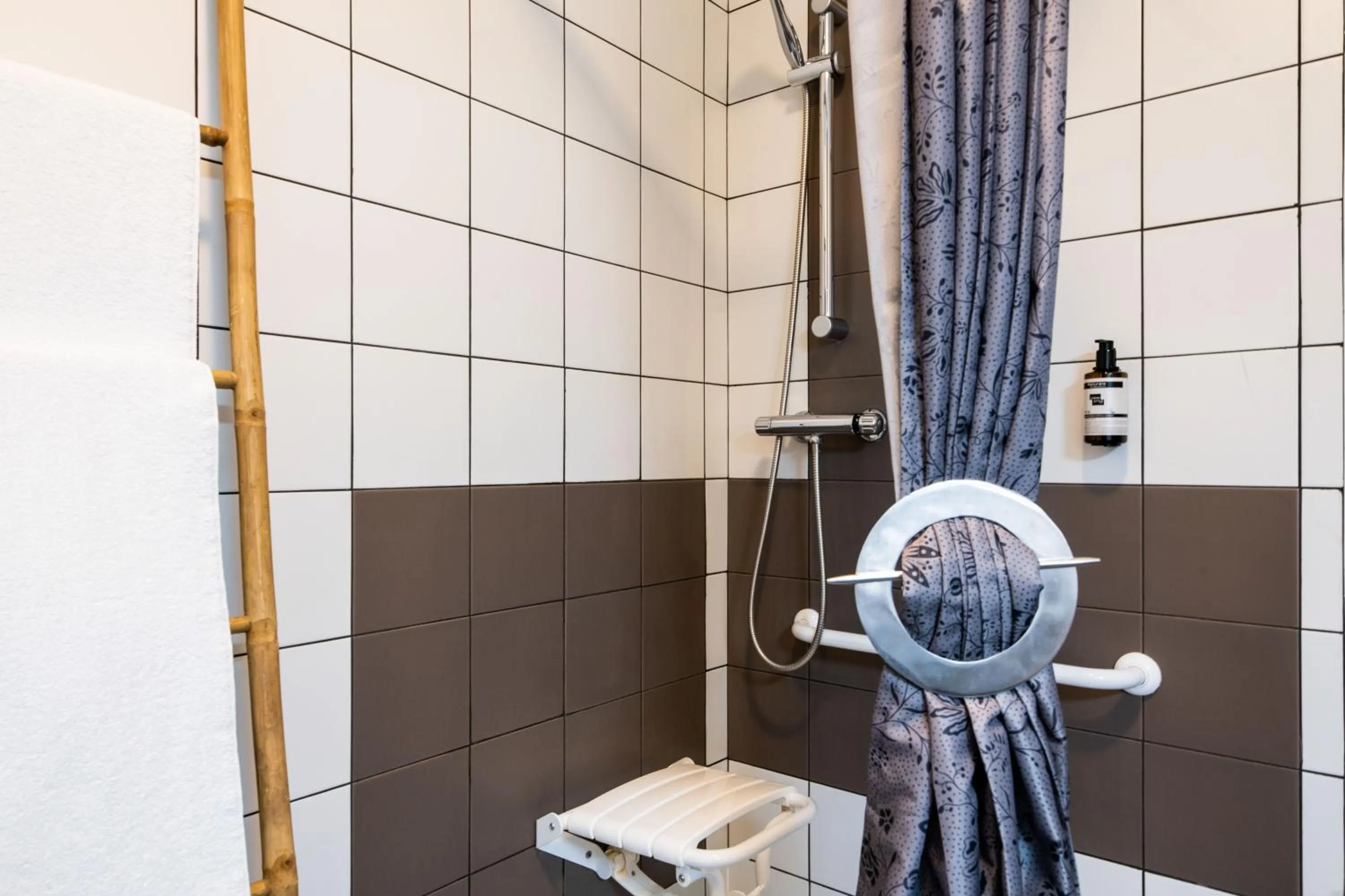 Shower, Bathroom in Hotel Txutxu-Mutxu