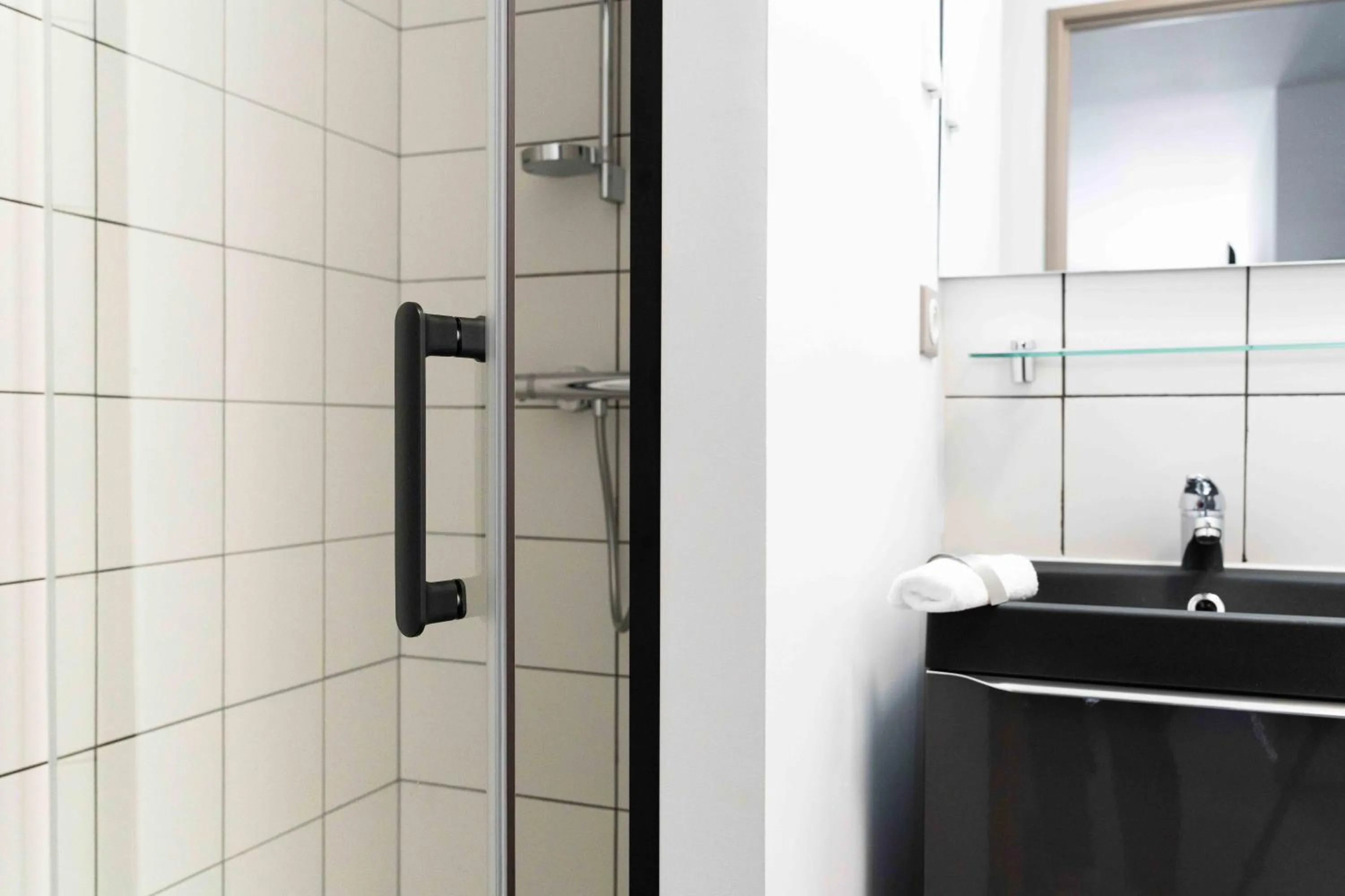 Shower, Bathroom in Hotel Txutxu-Mutxu