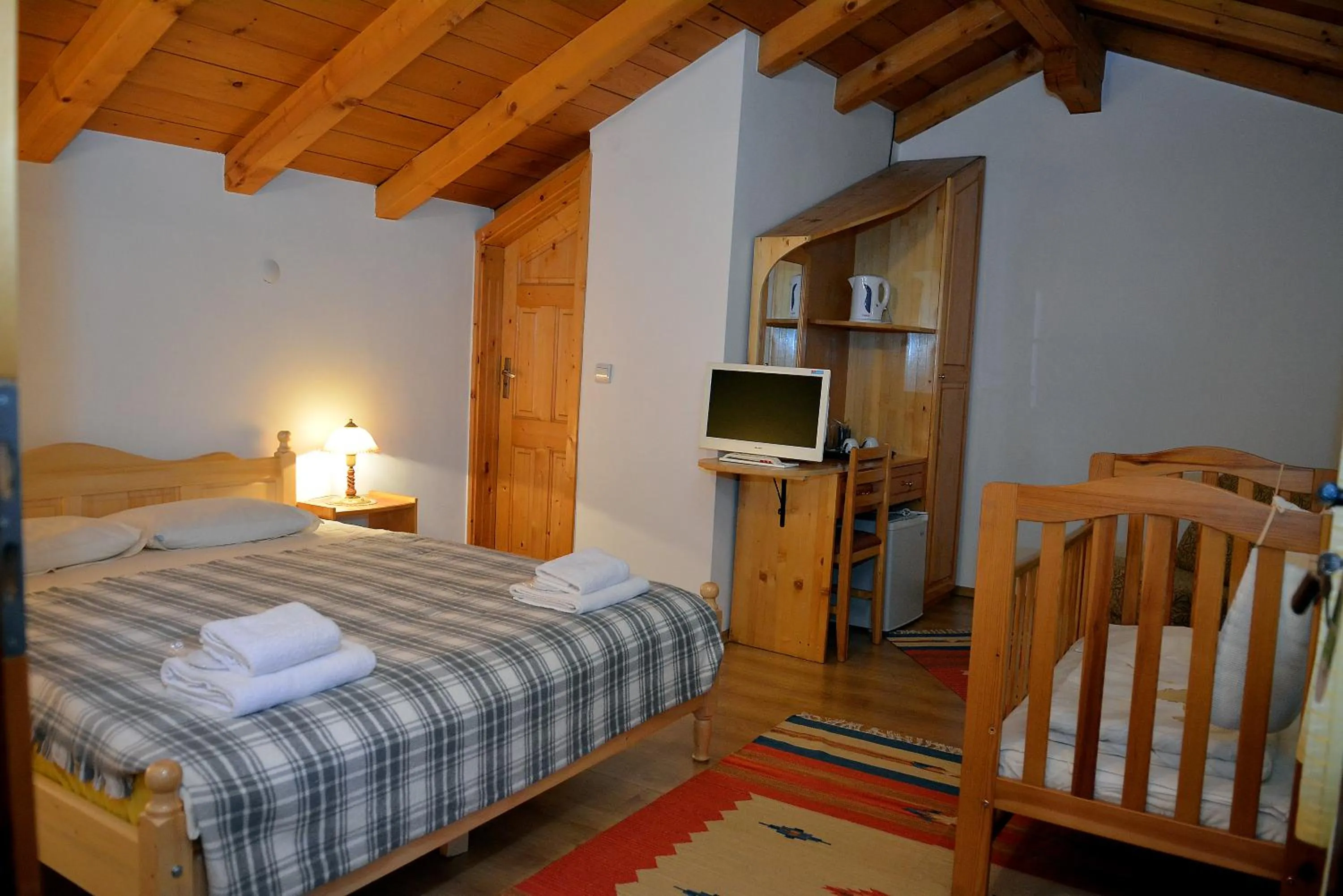 cot, Bed in Trenchova Guest House