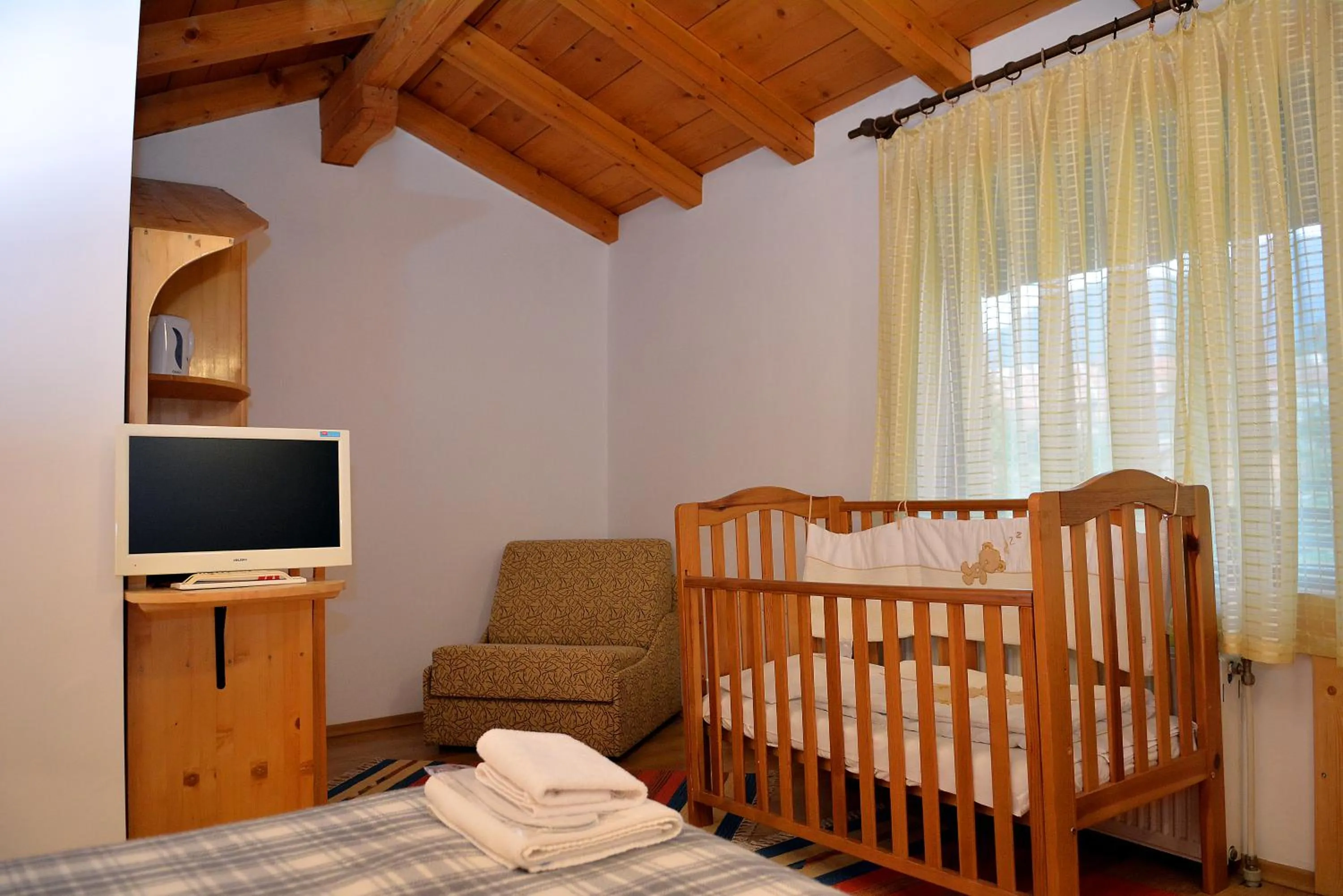 cot, Bed in Trenchova Guest House