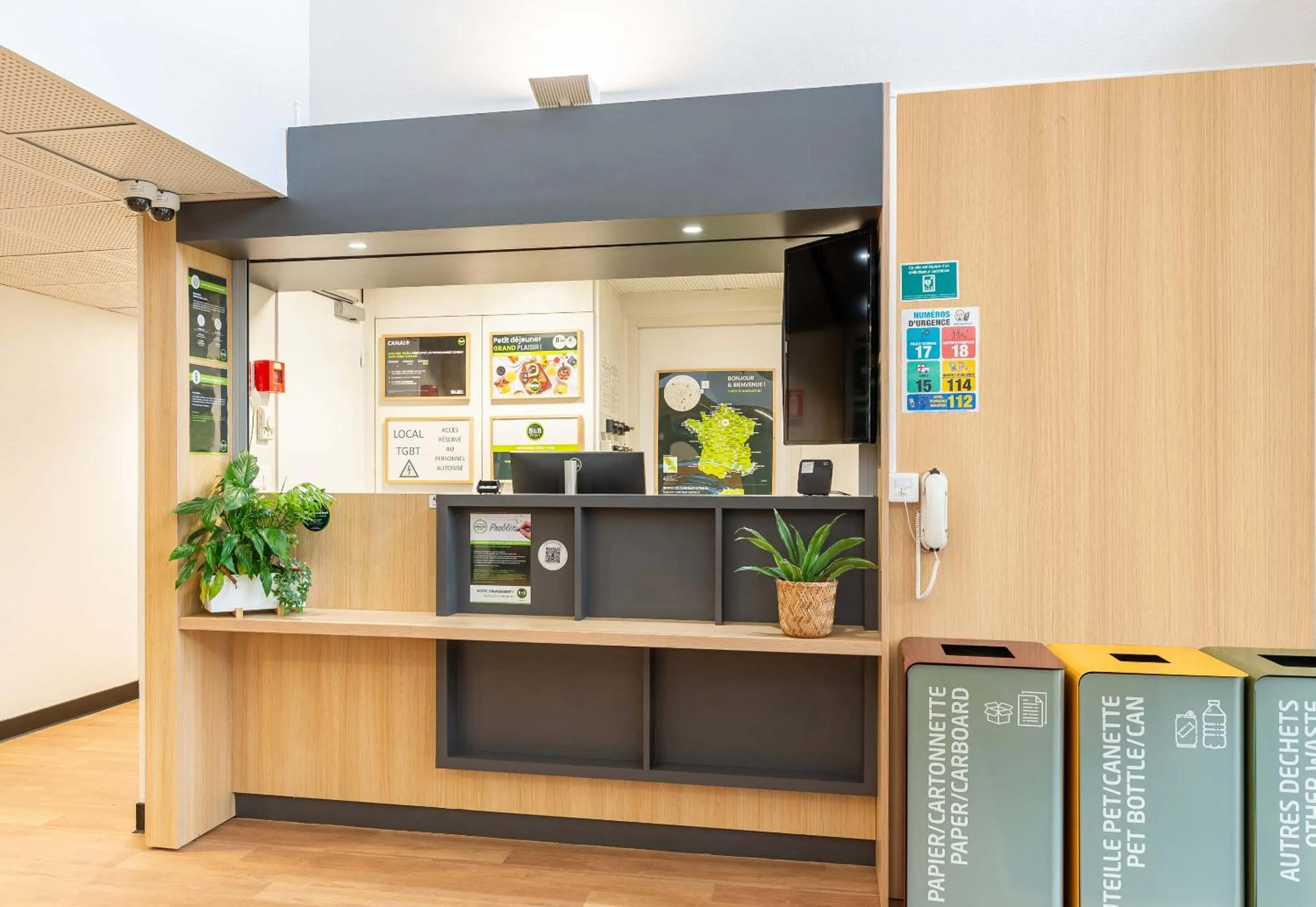 Lobby or reception in B&B HOTEL Nantes Atlantis Le Zenith