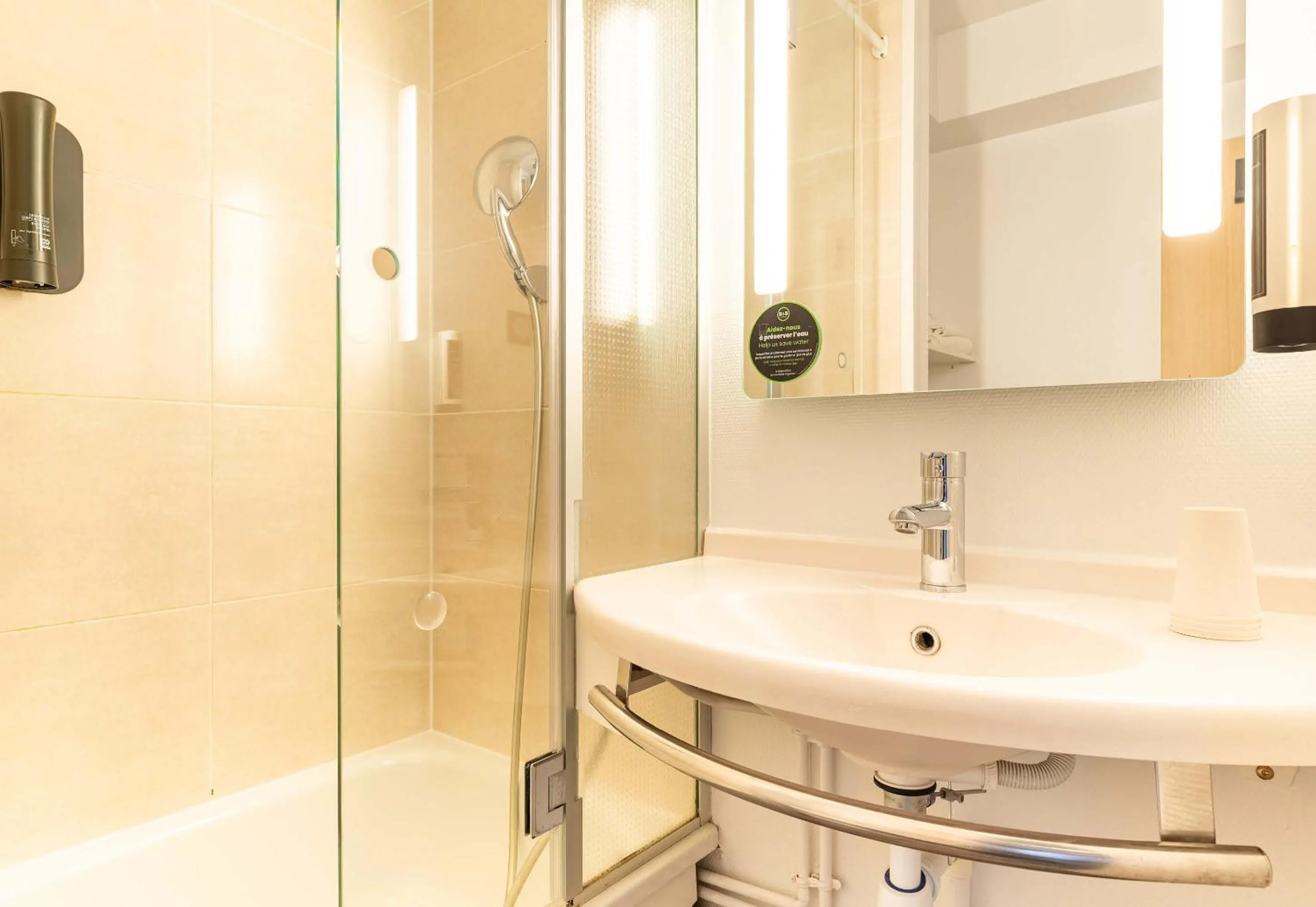 Shower in B&B HOTEL Nantes Atlantis Le Zenith