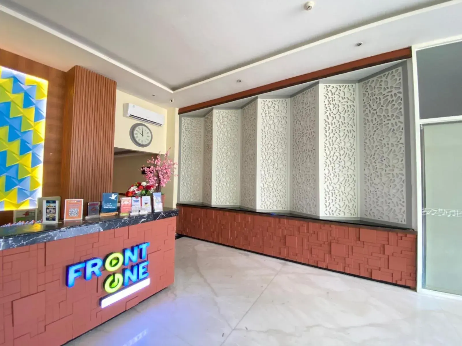 Lobby or reception in Front One Hotel Purwodadi Lobby or reception in Front One Hotel Purwodadi