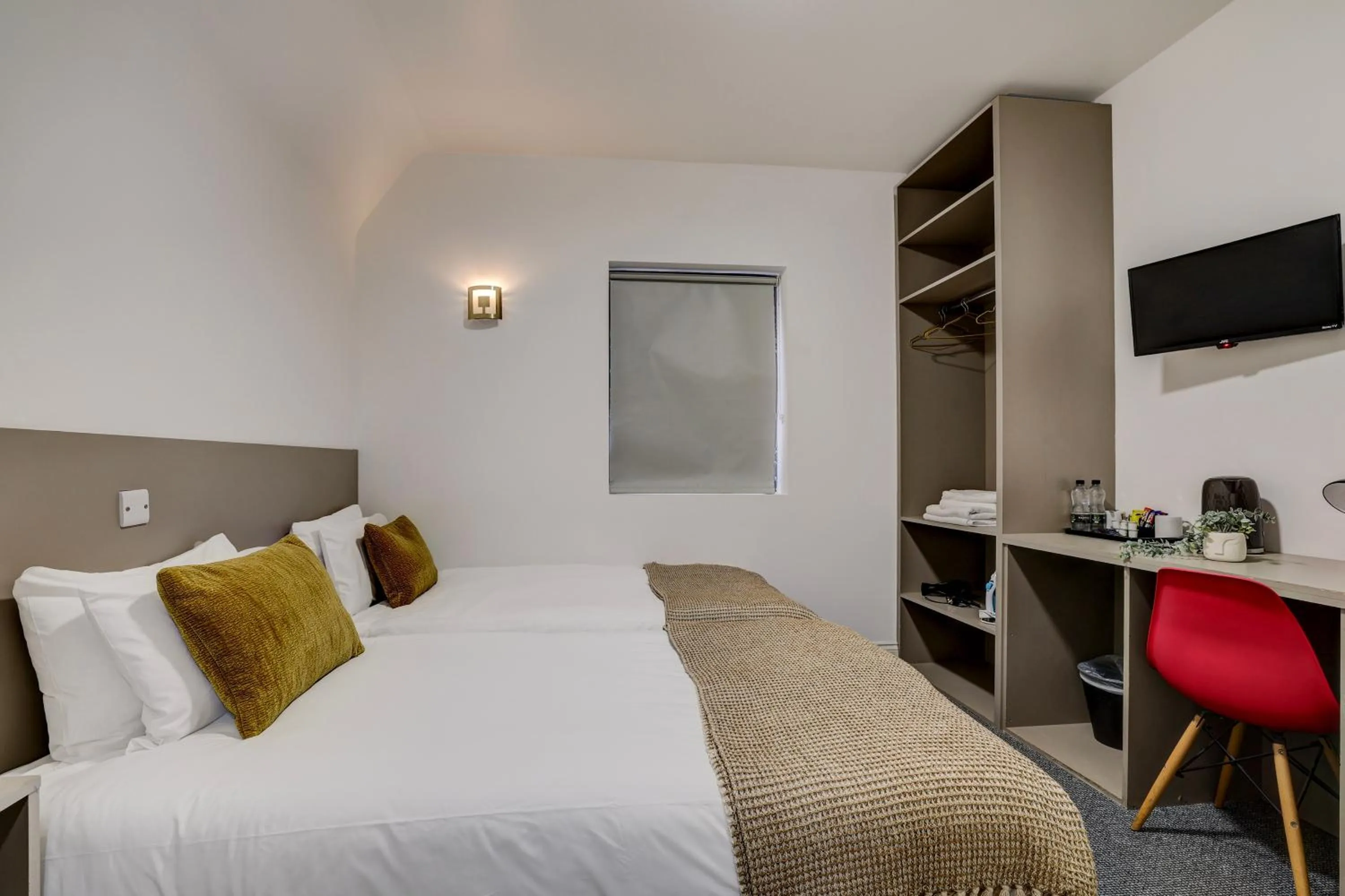 Bedroom, Bed in Belvilla Ilford Hill Hotel London
