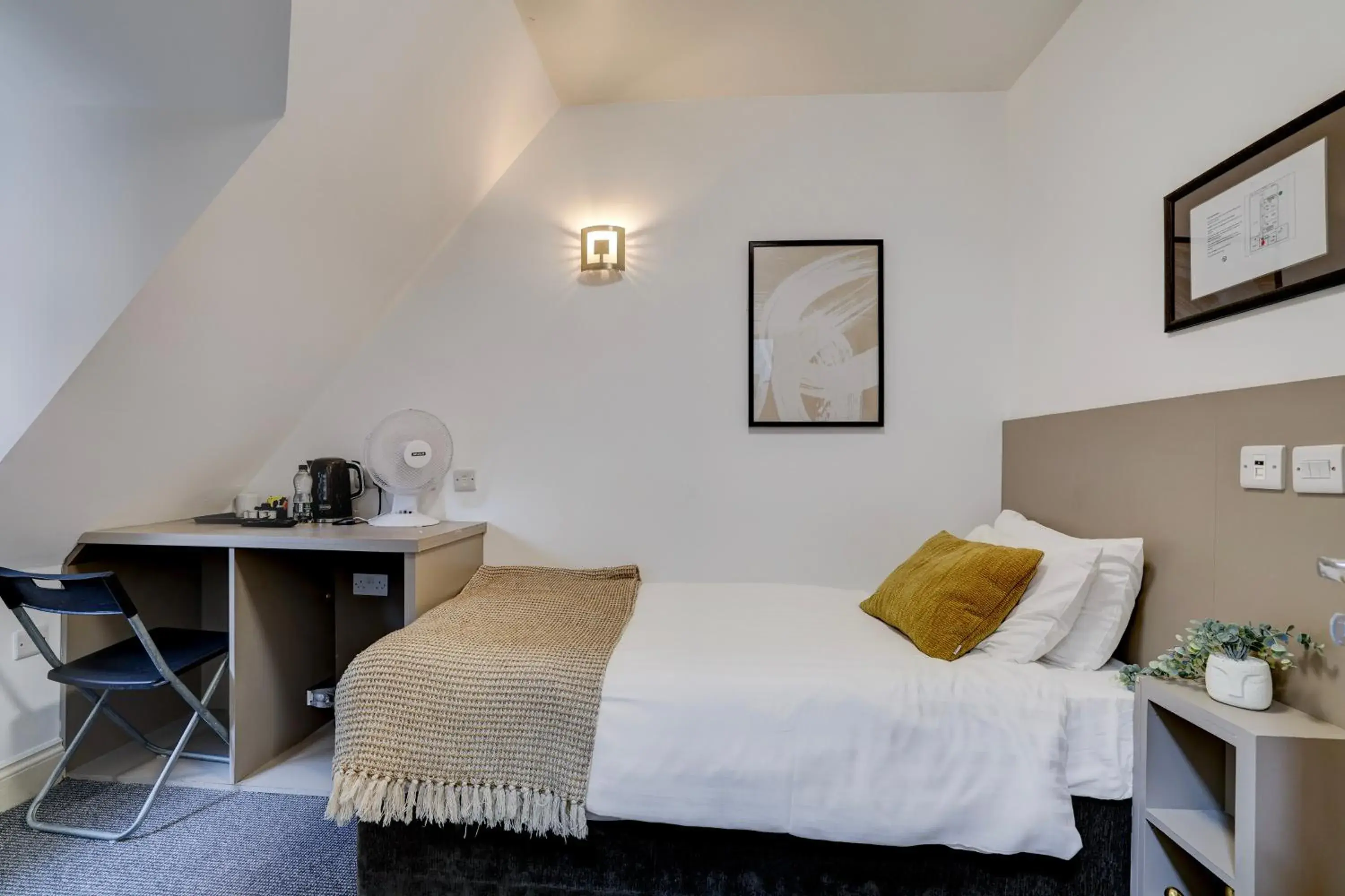 Bedroom, Bed in Belvilla Ilford Hill Hotel London Bedroom, Bed in Belvilla Ilford Hill Hotel London