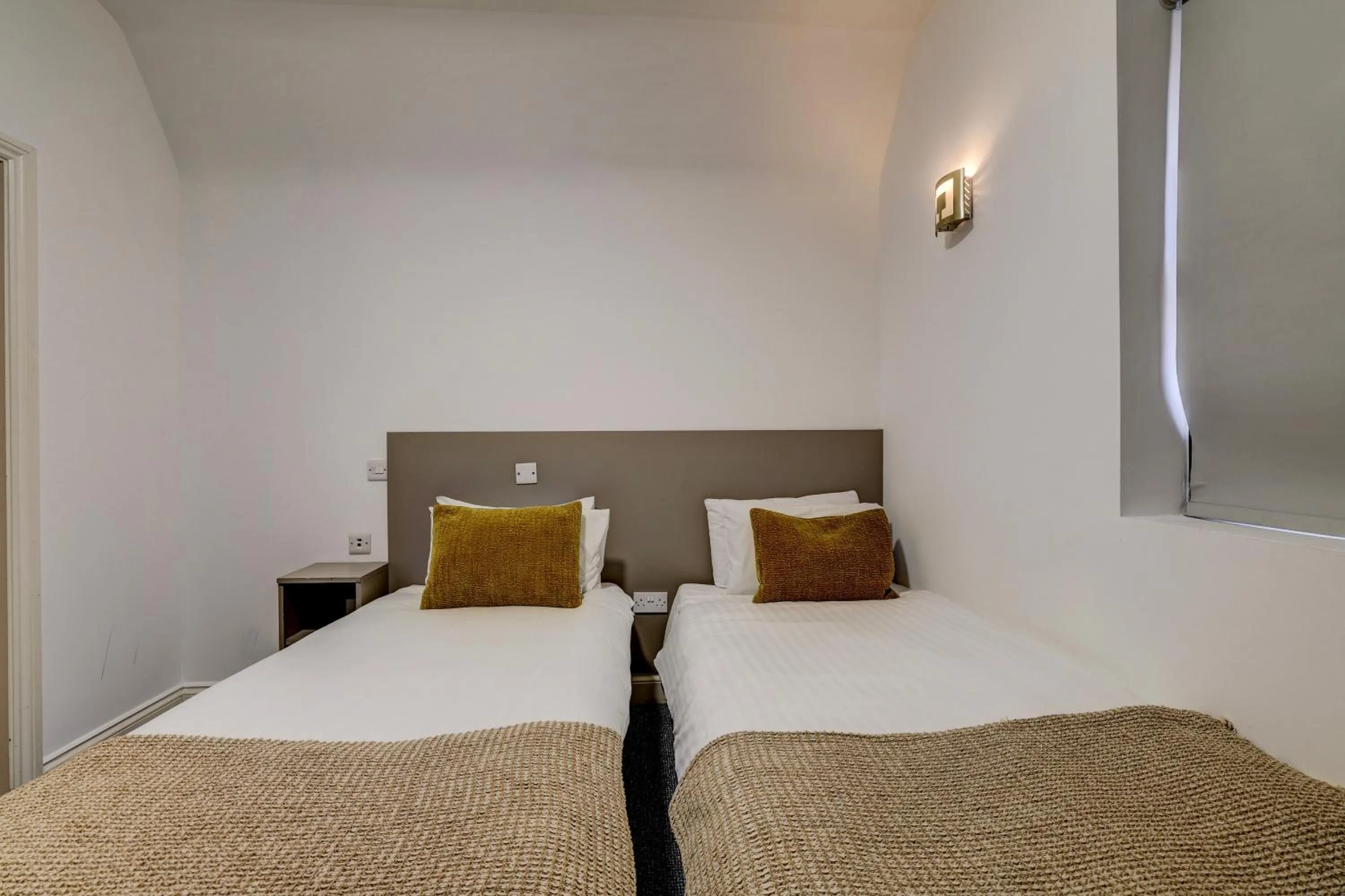 Bedroom, Bed in Belvilla Ilford Hill Hotel London