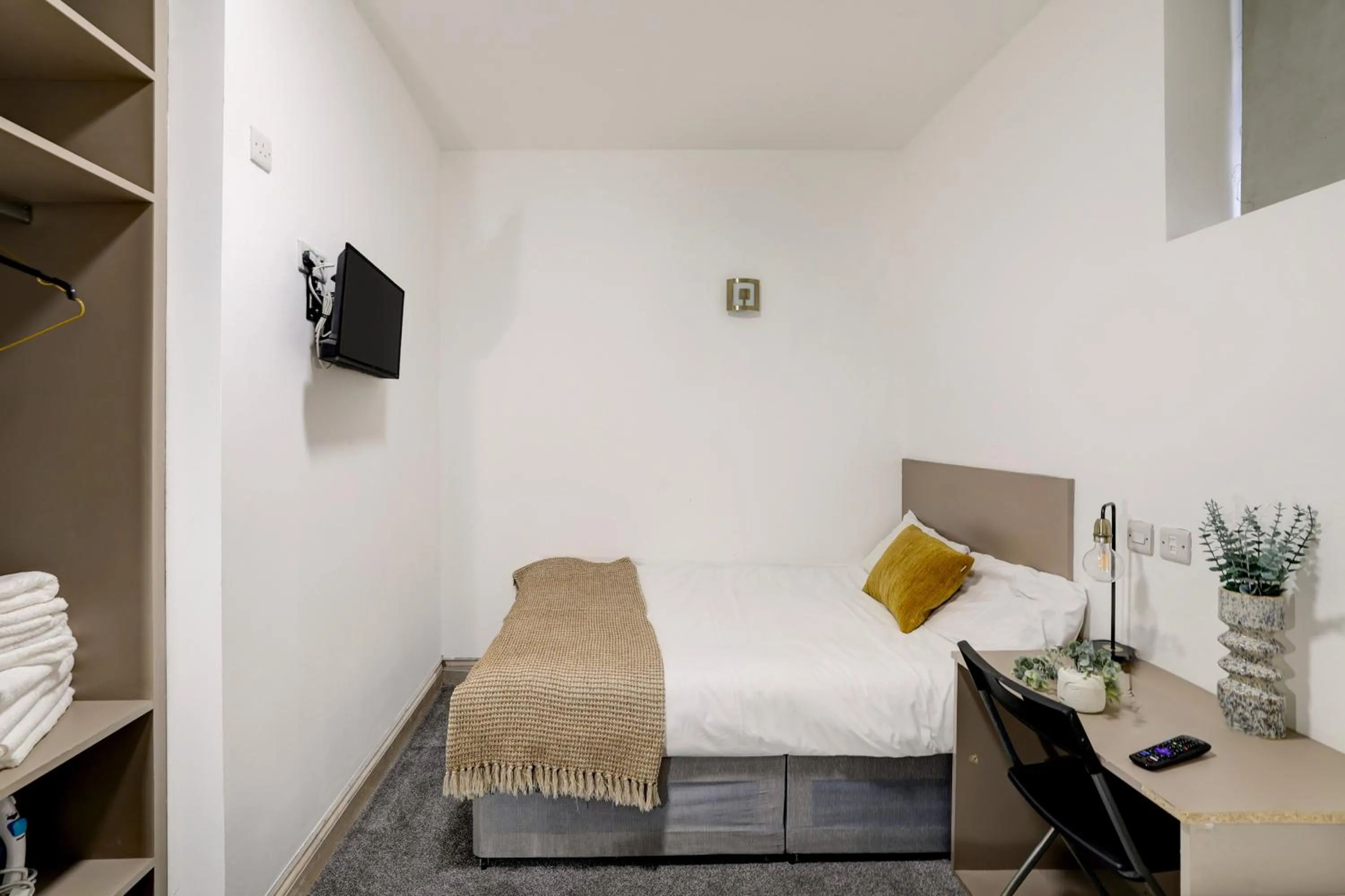 Bedroom, Bed in Belvilla Ilford Hill Hotel London