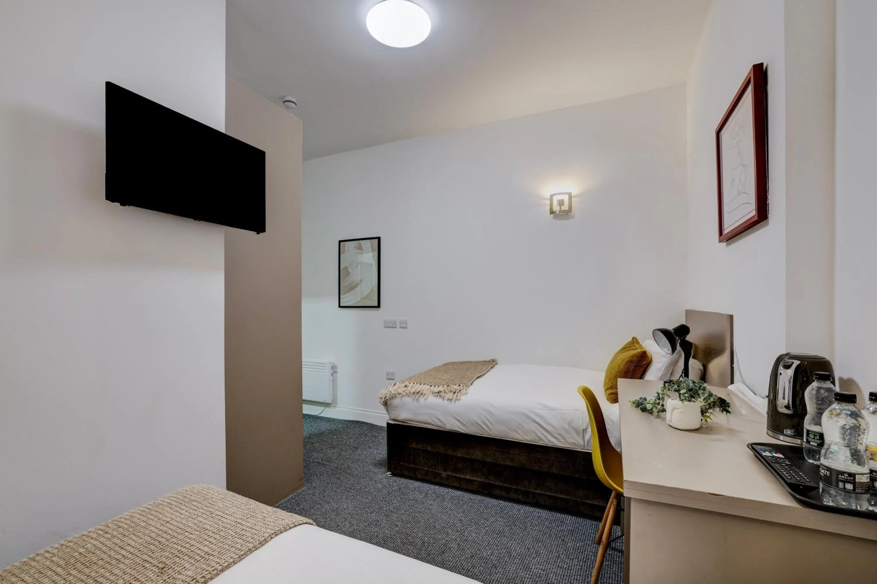 Bedroom, Bed in Belvilla Ilford Hill Hotel London