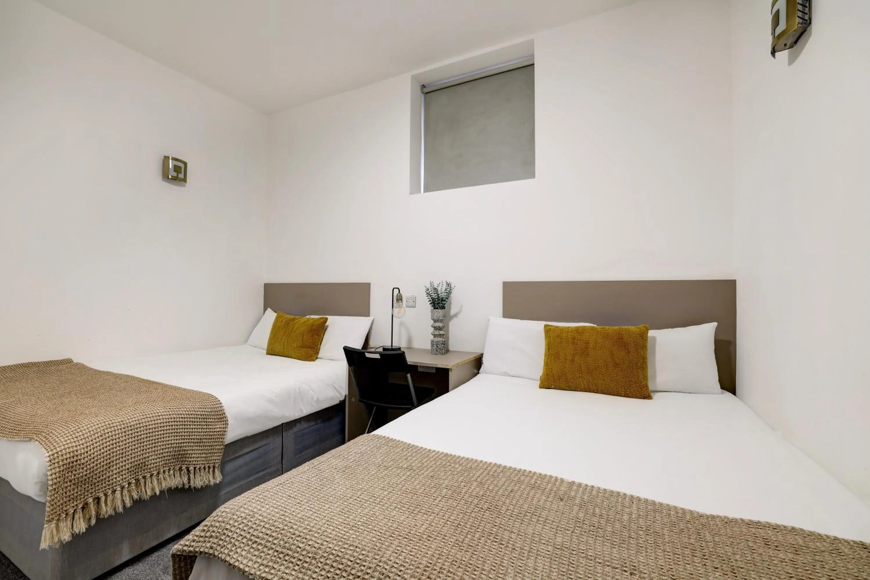 Bedroom, Bed in Belvilla Ilford Hill Hotel London