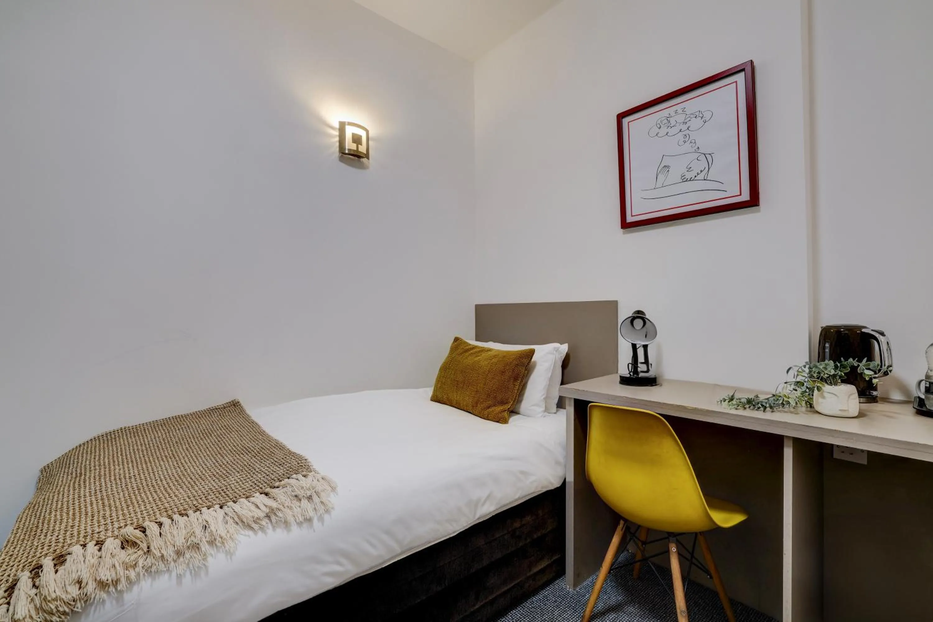 Bedroom, Bed in Belvilla Ilford Hill Hotel London