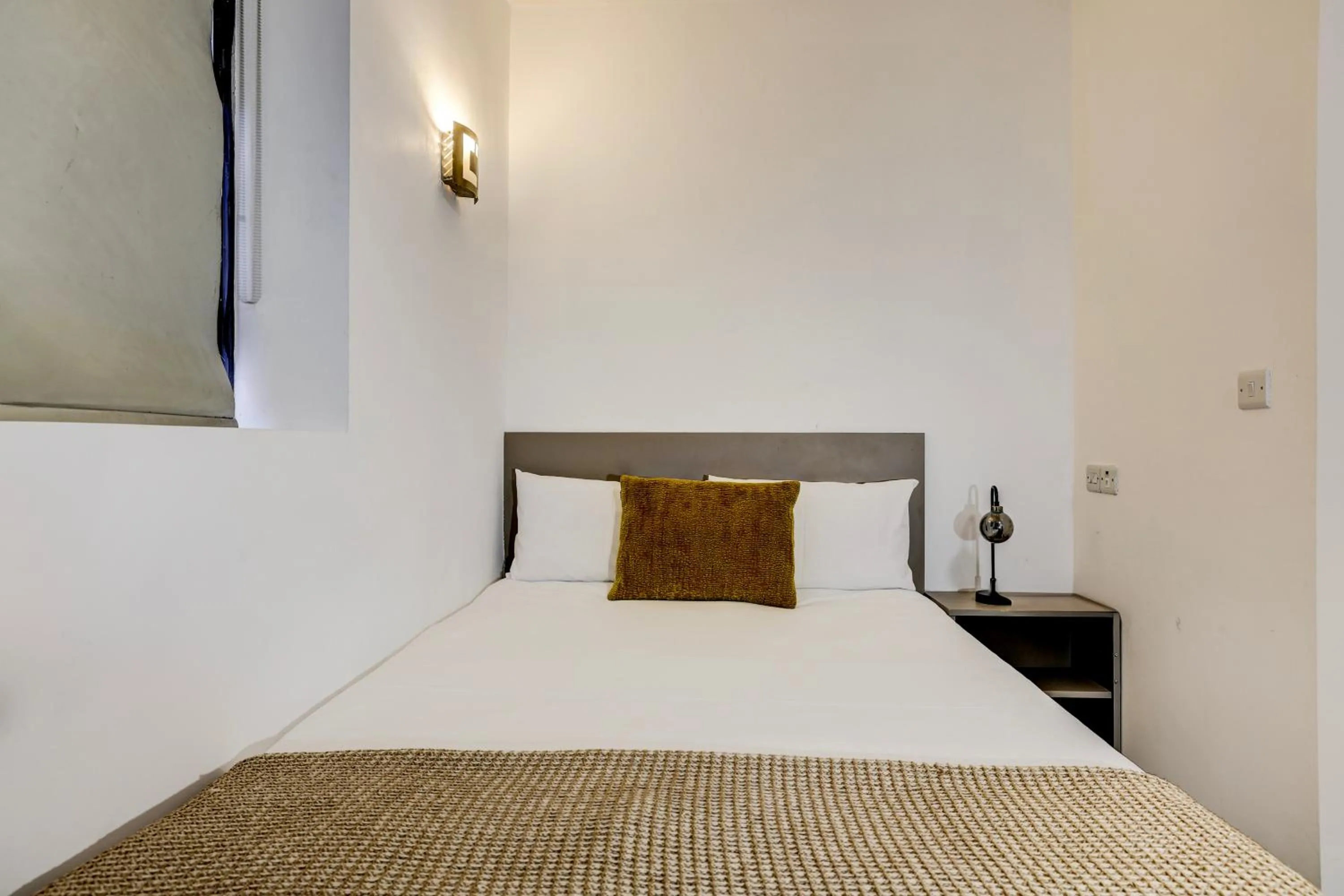 Bedroom, Bed in Belvilla Ilford Hill Hotel London