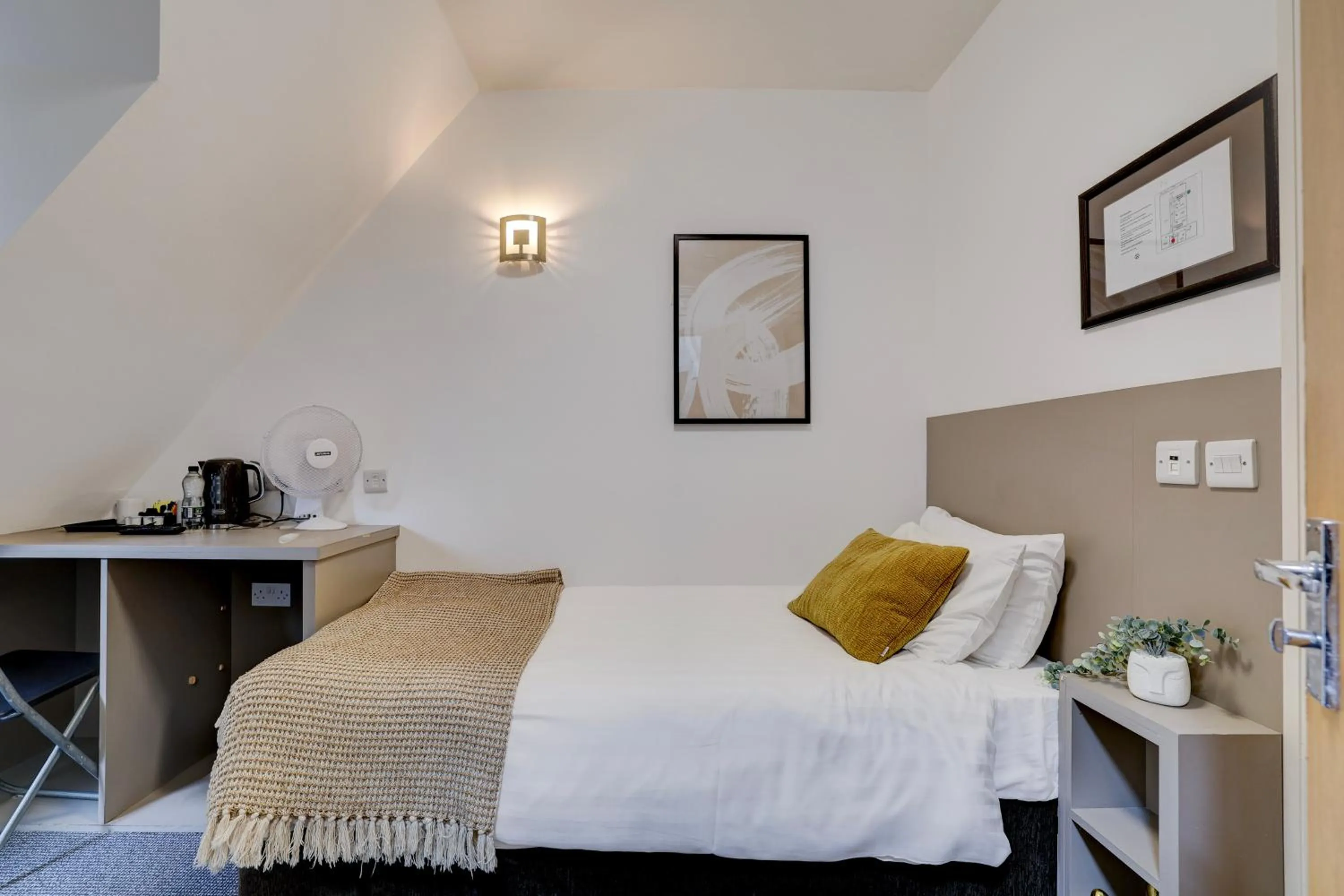 Bedroom, Bed in Belvilla Ilford Hill Hotel London