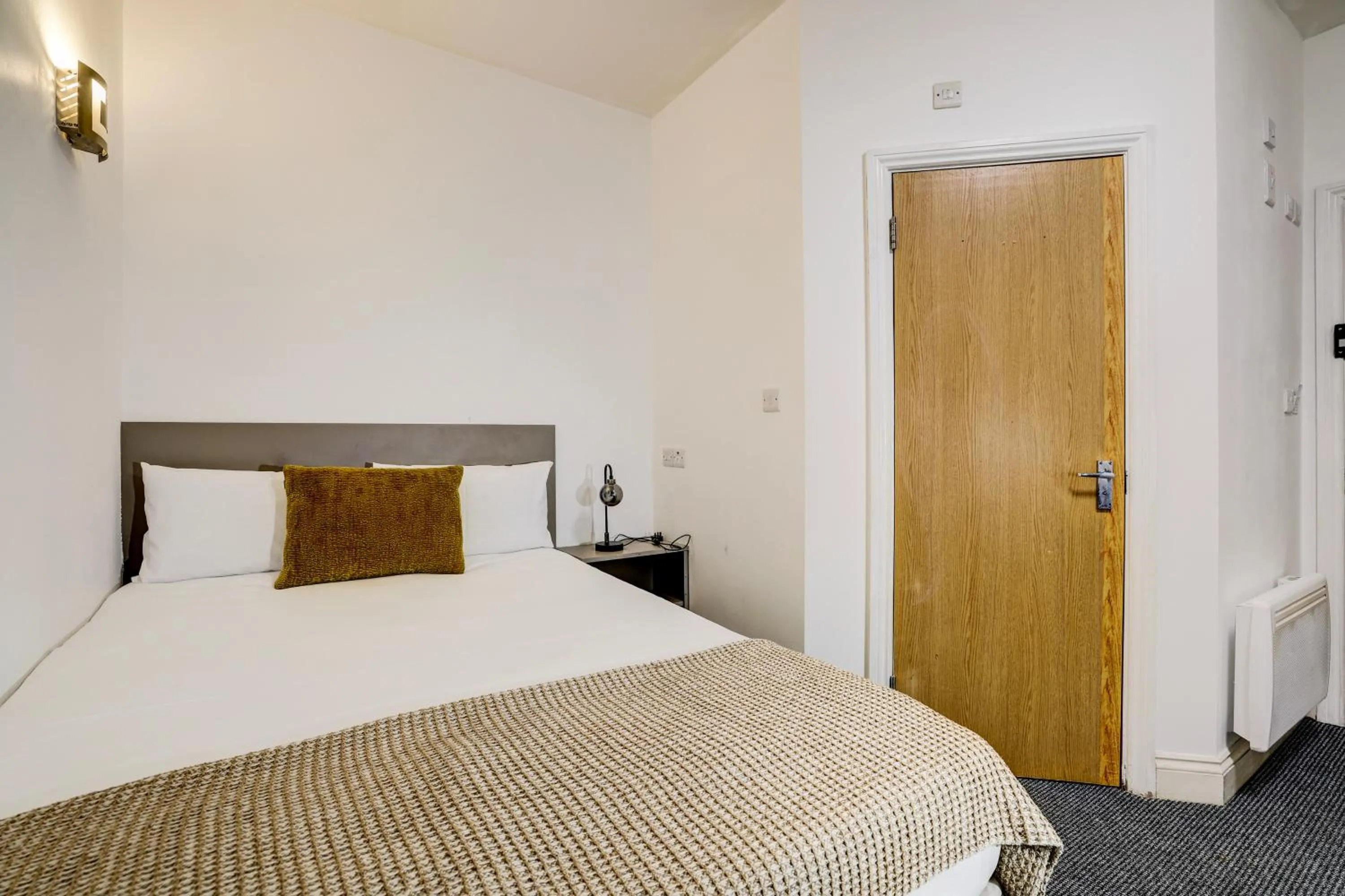 Bedroom, Bed in Belvilla Ilford Hill Hotel London