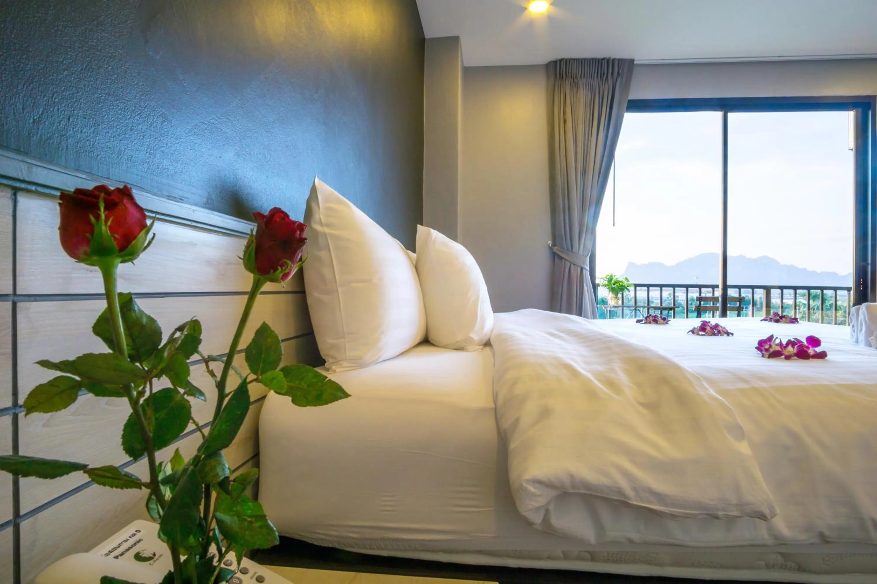 Photo of the whole room, Bed in C Cha-Am Hotel