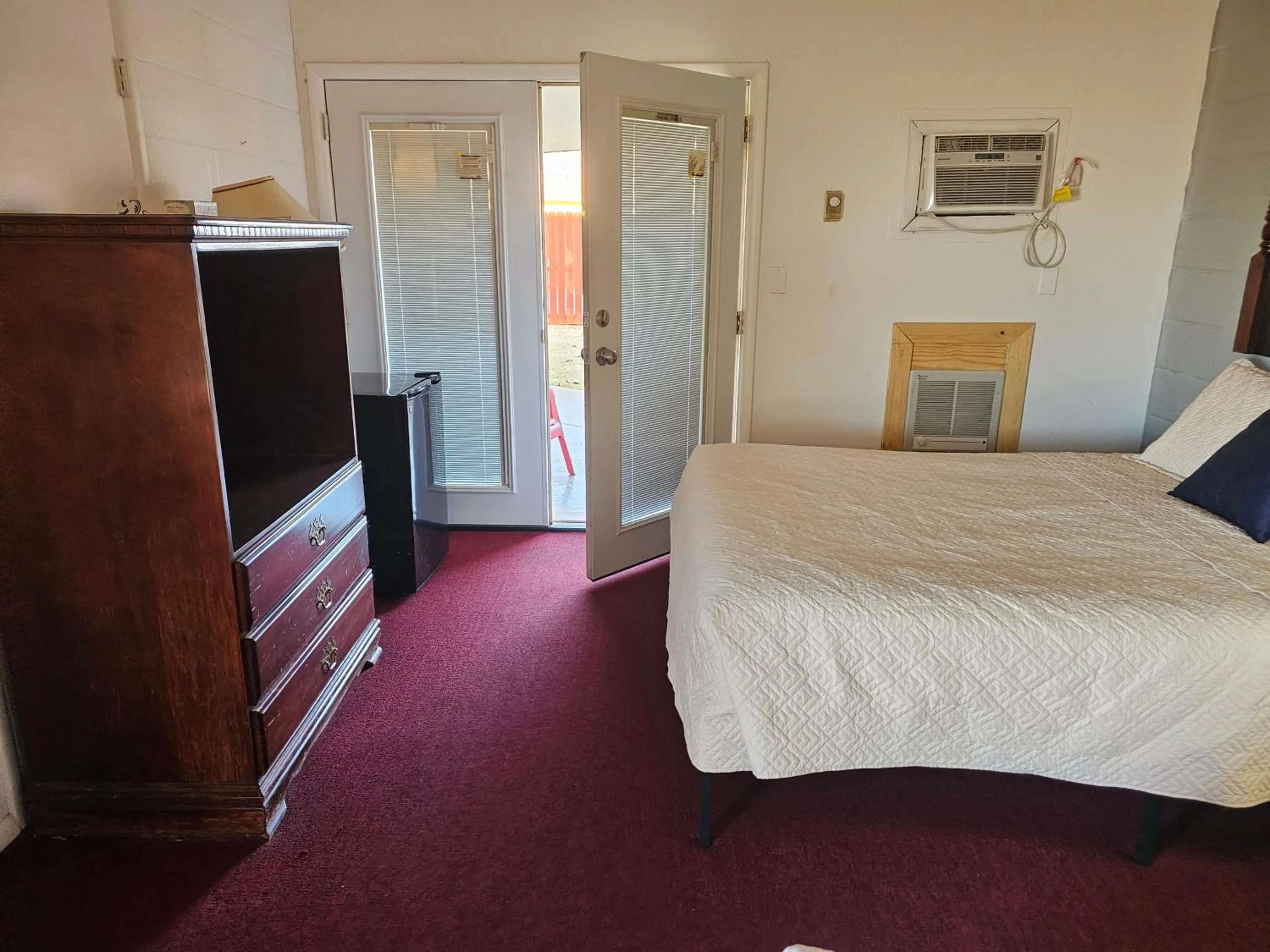 Bed in Knights Inn Fairview