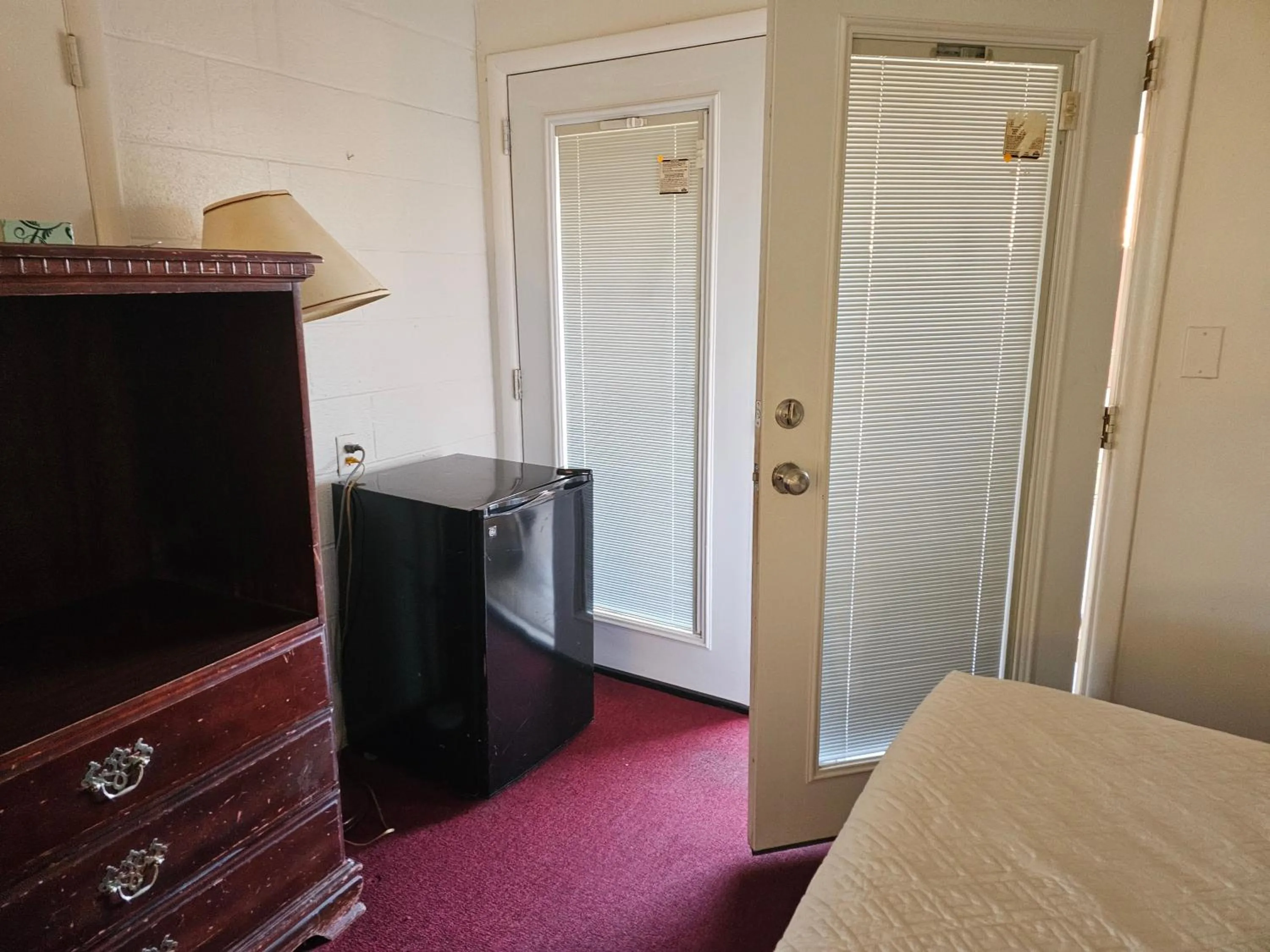 Bed in Knights Inn Fairview