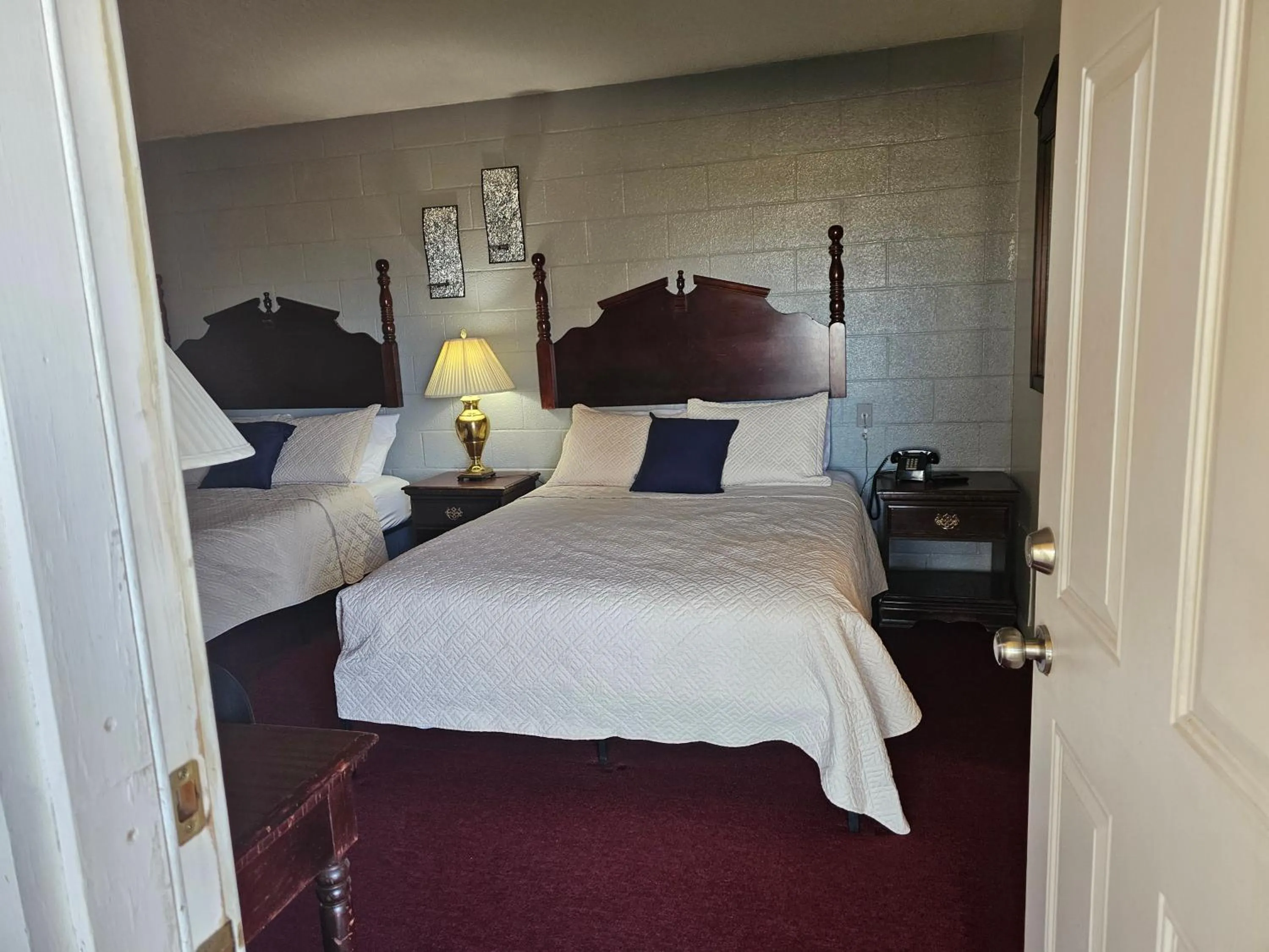 Bed in Knights Inn Fairview