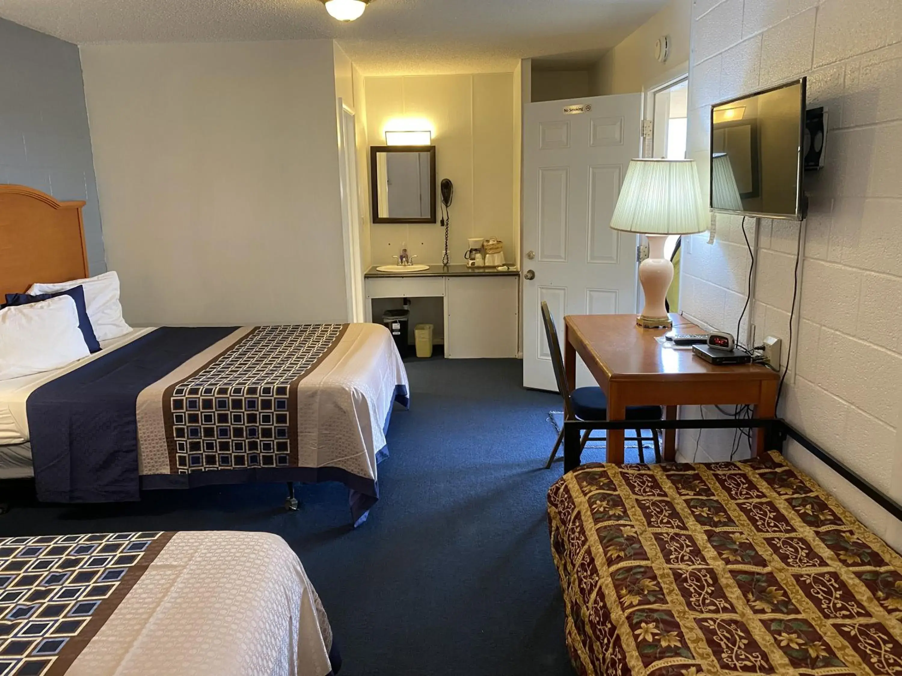 Photo of the whole room, Bed in Knights Inn Fairview Photo of the whole room, Bed in Knights Inn Fairview