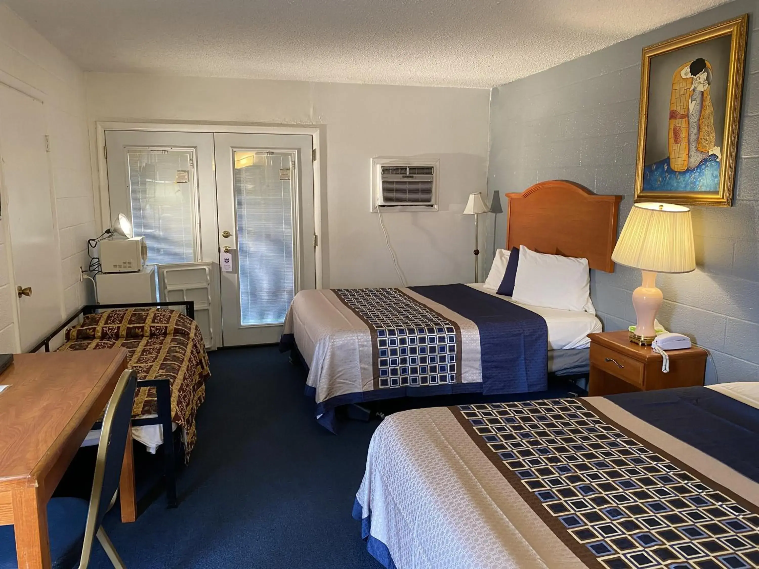 Bed in Knights Inn Fairview Bed in Knights Inn Fairview