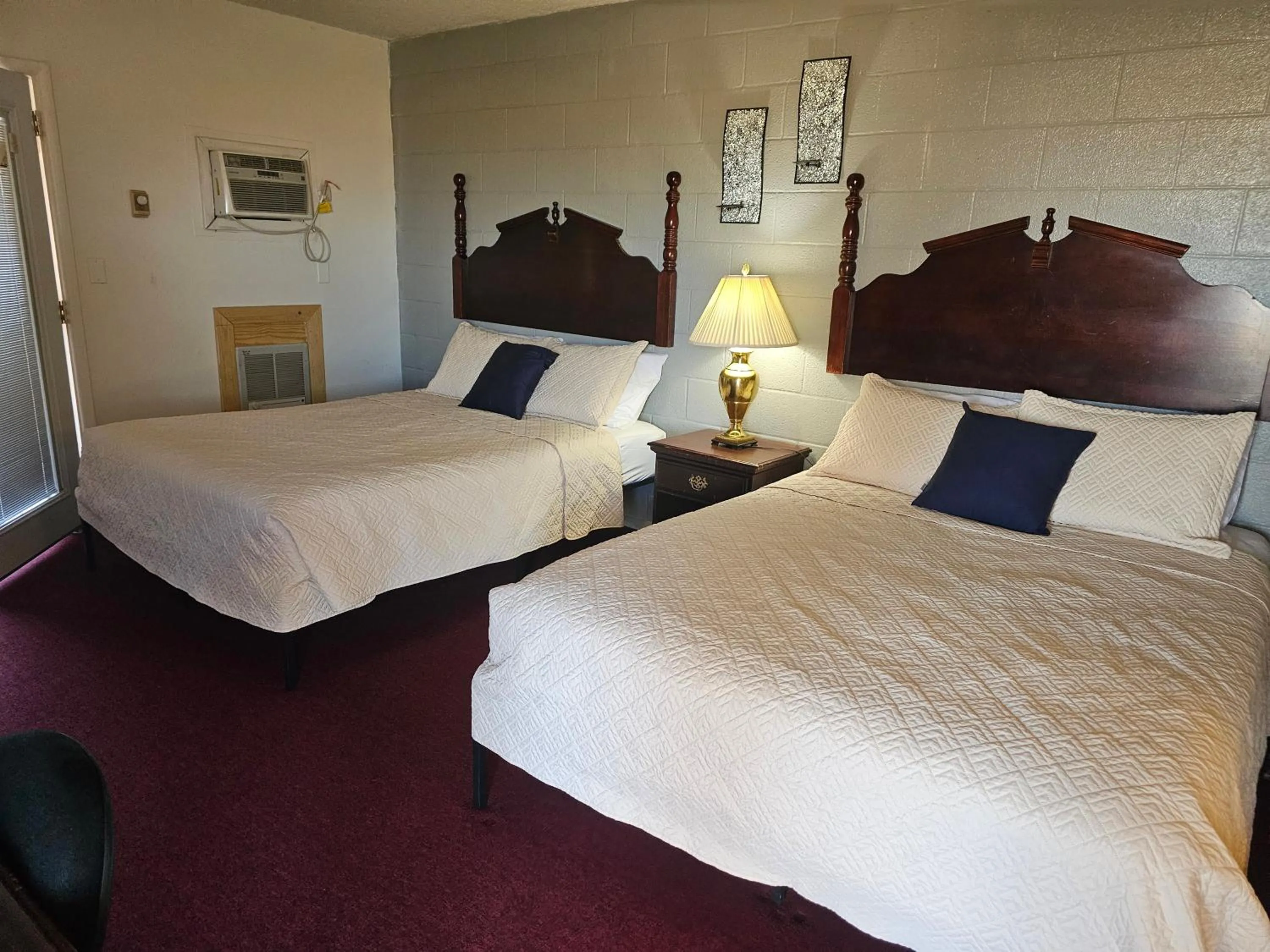 Bed in Knights Inn Fairview