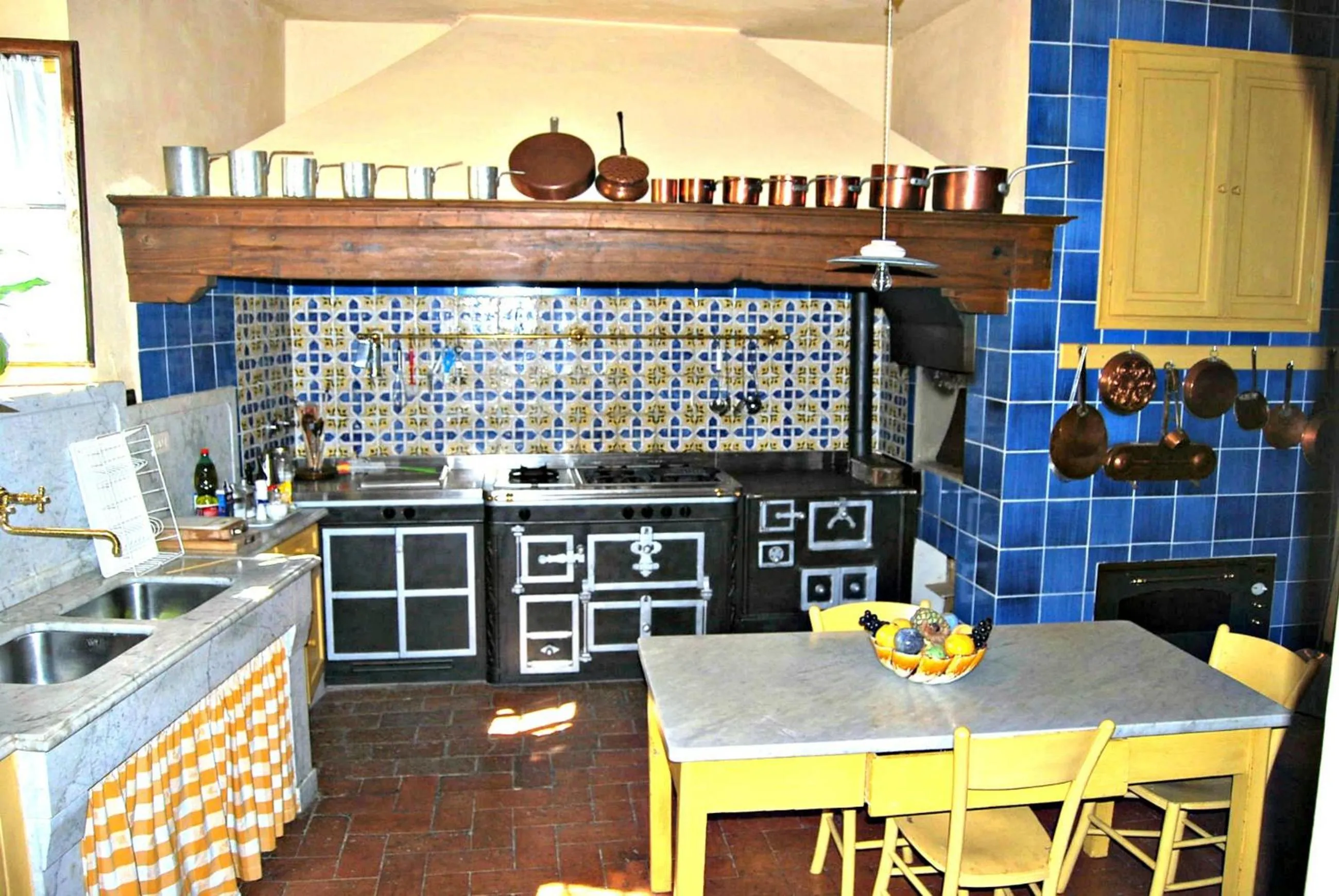 Kitchen or kitchenette in Villa Salaiole