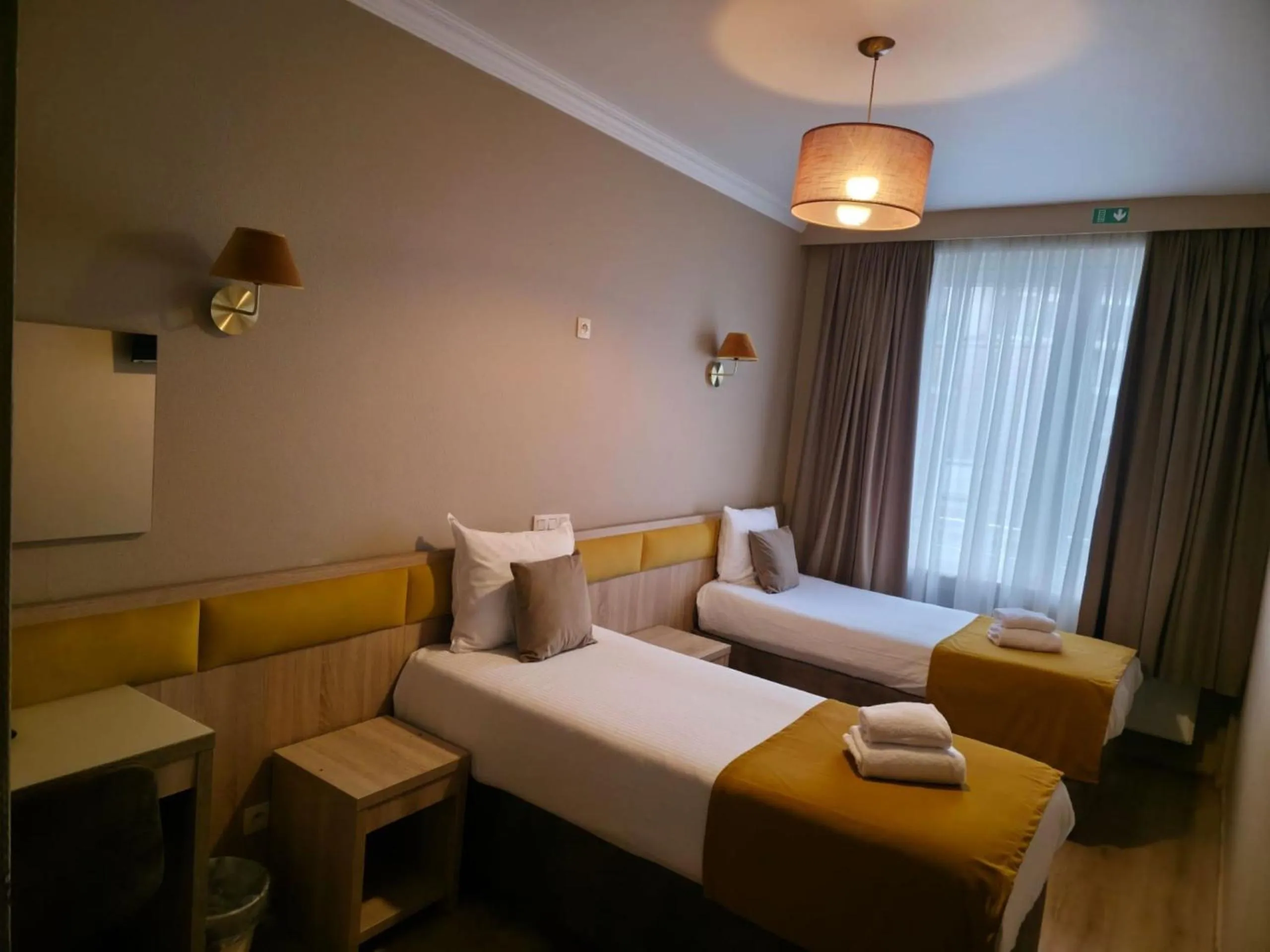 Bedroom, Bed in Hotel de France