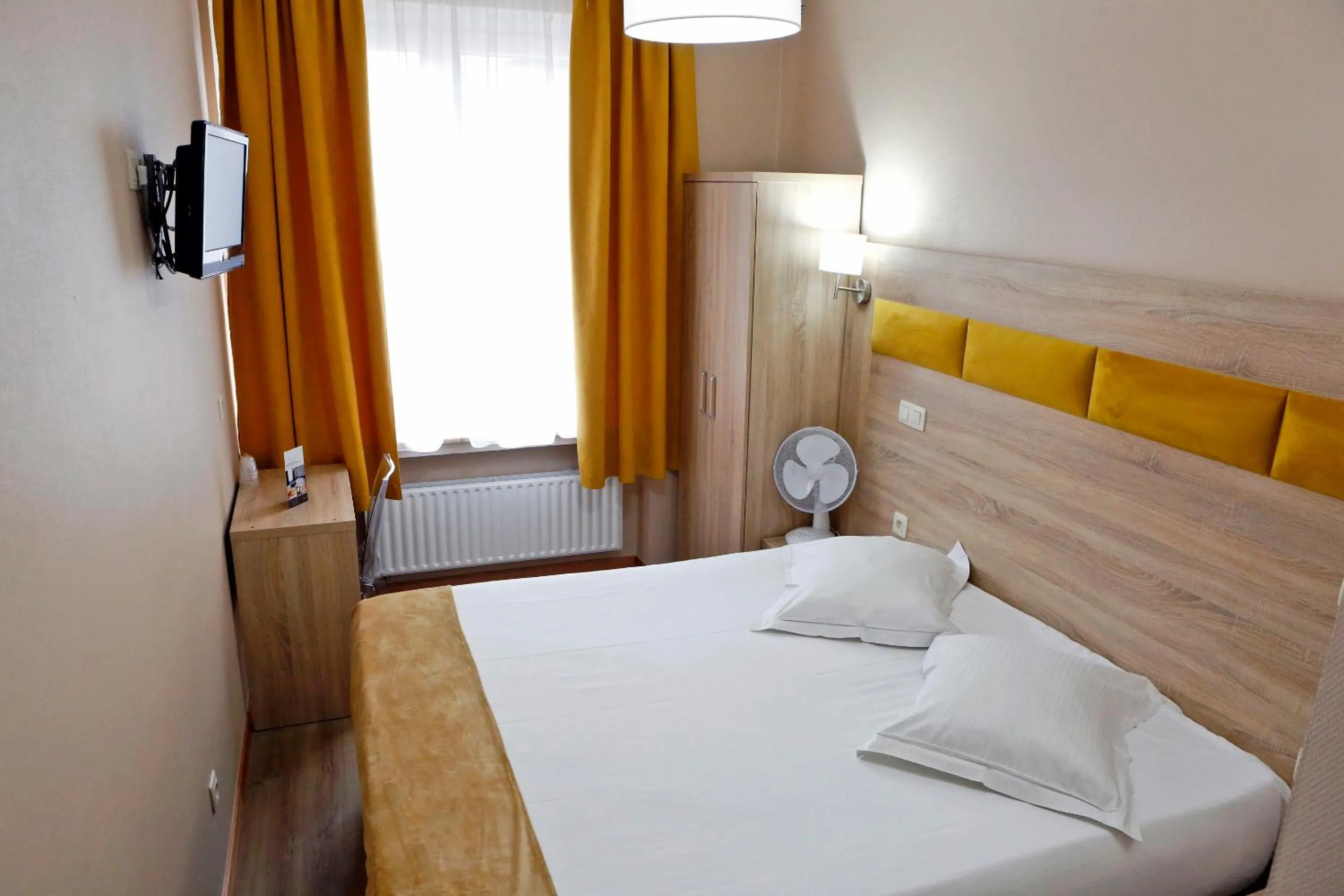 Bedroom, Bed in Hotel de France