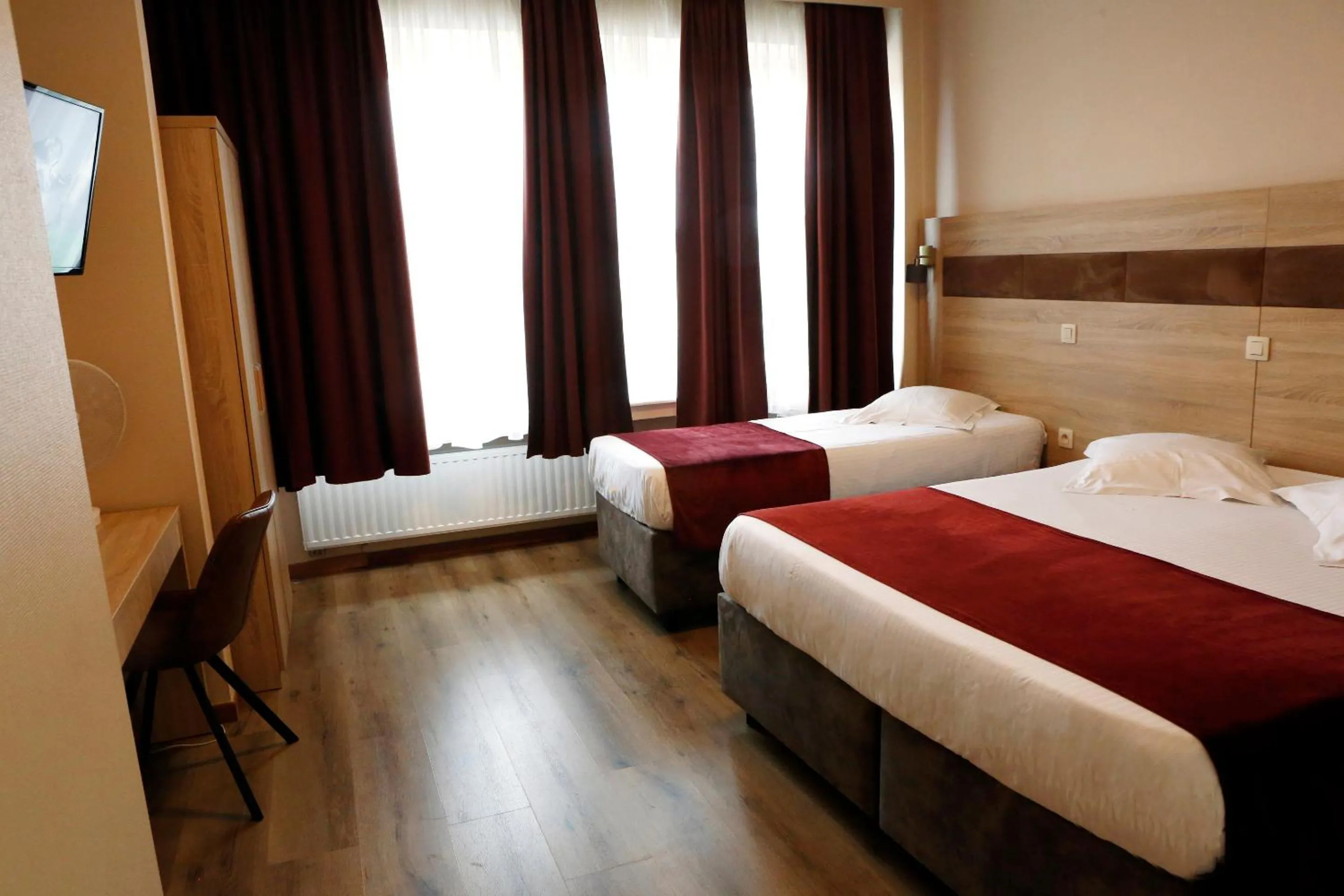 Bedroom, Bed in Hotel de France