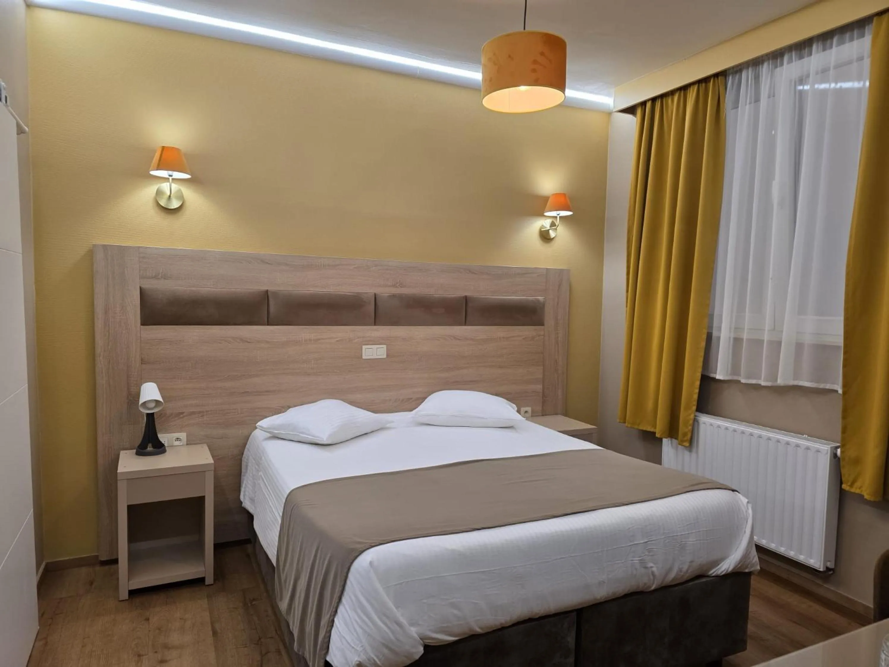 Bedroom, Bed in Hotel de France