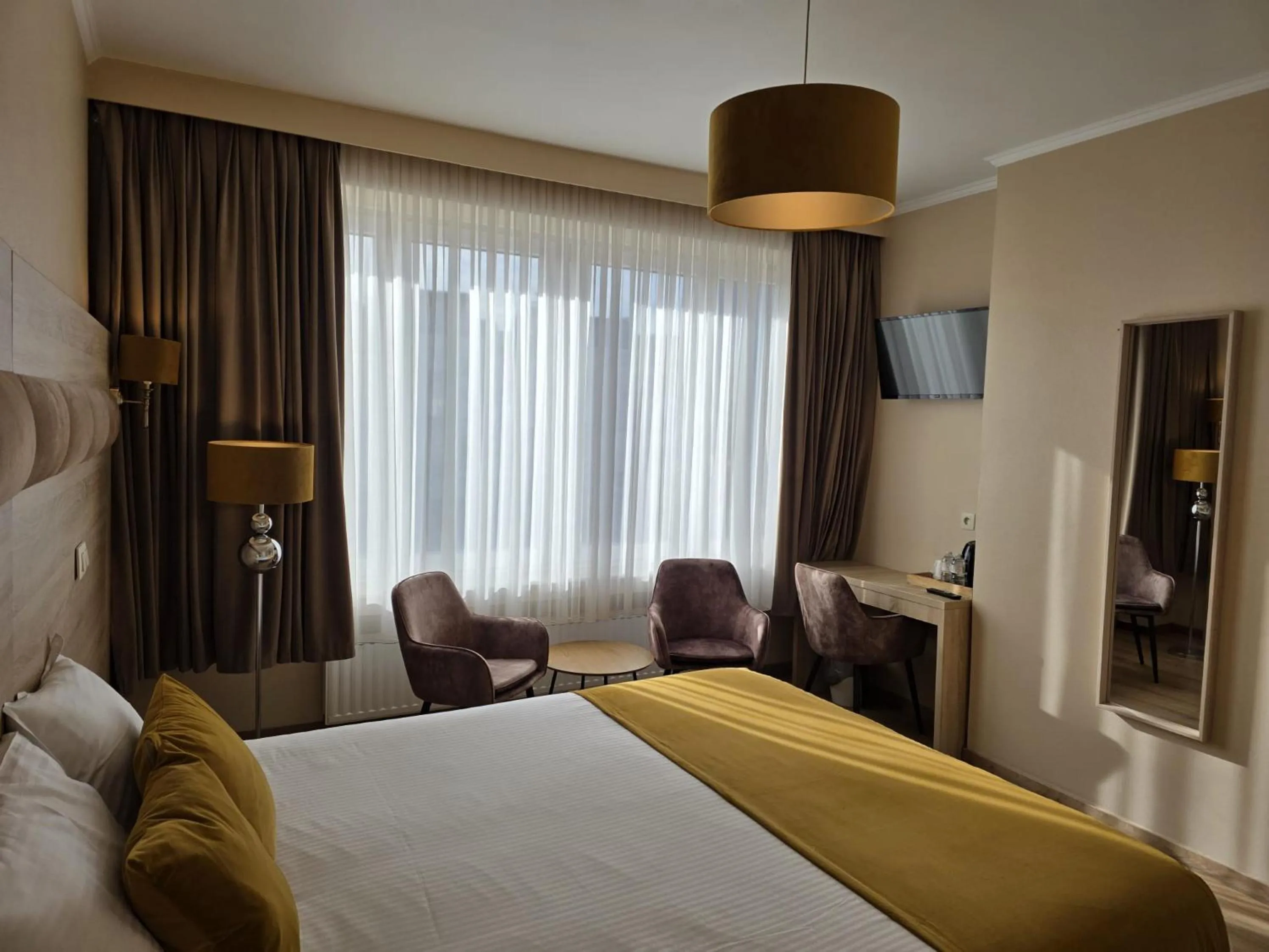 Bedroom, Bed in Hotel de France