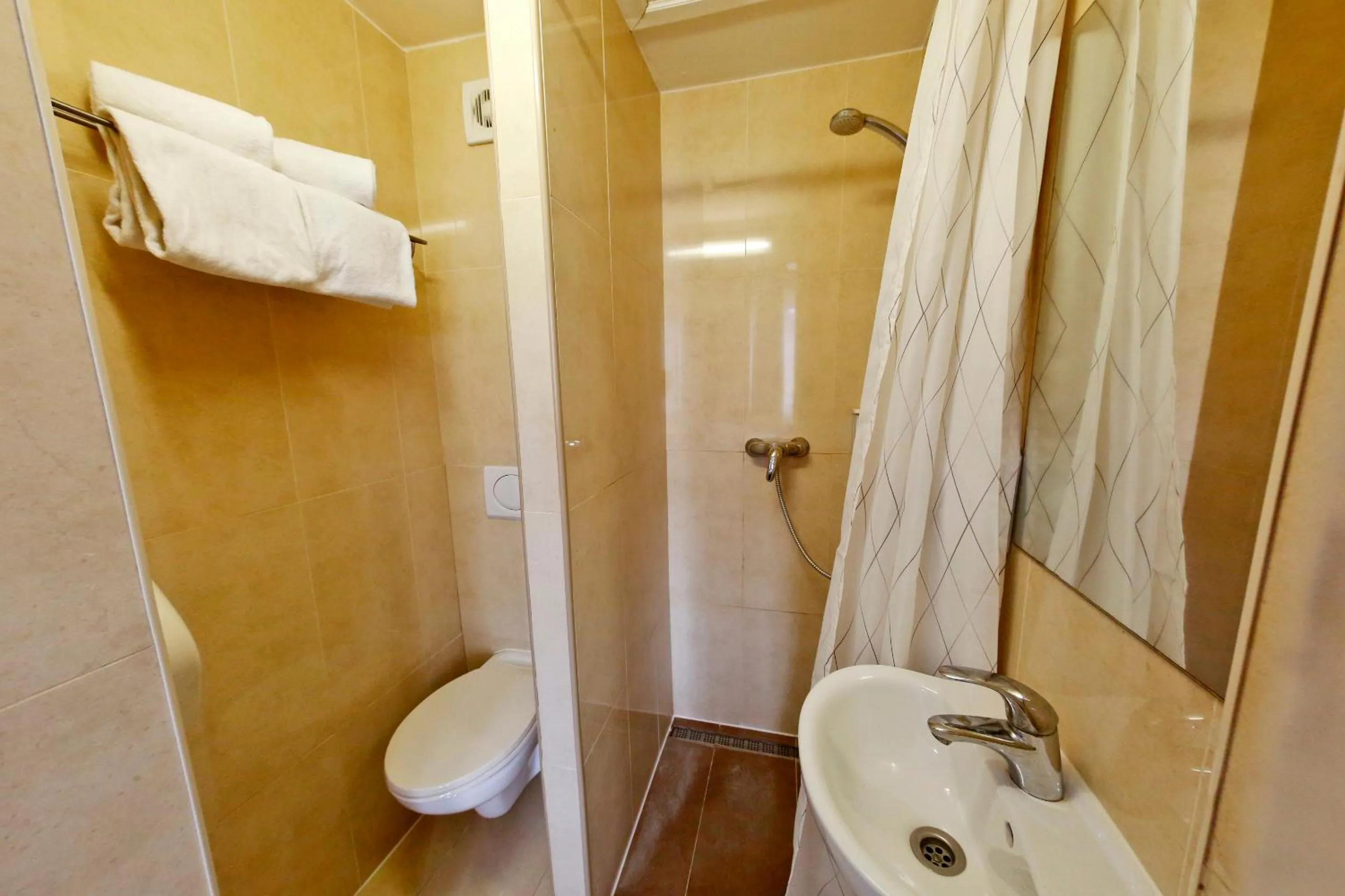 Shower in Hotel de France