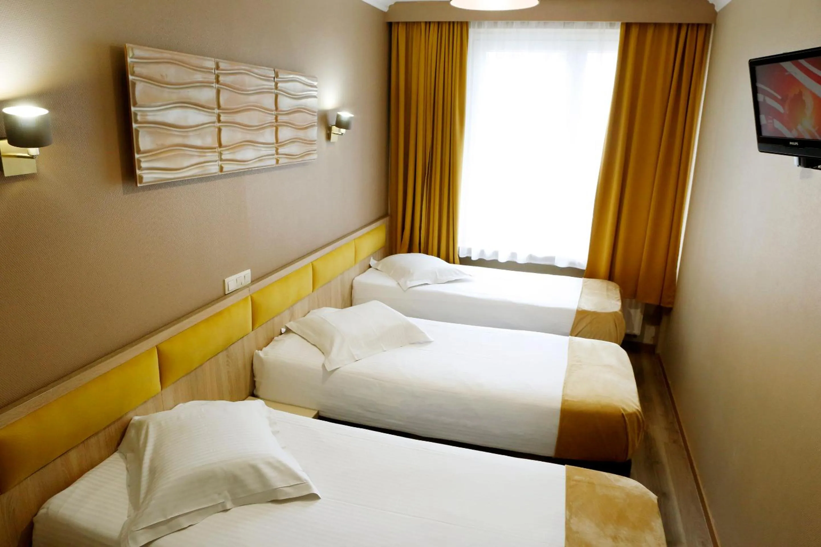 Bedroom, Bed in Hotel de France