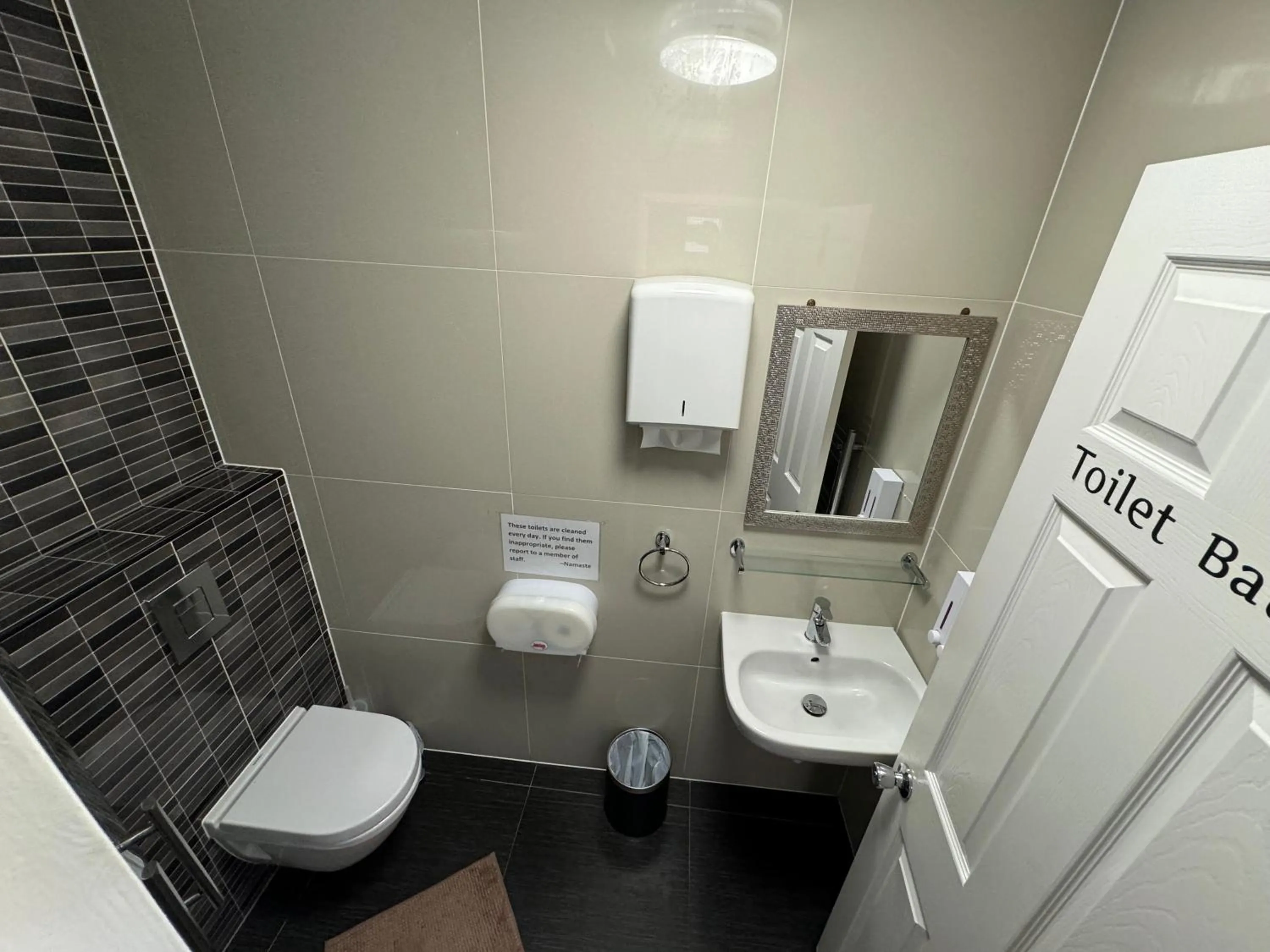 Shower in Namaste Palace Hotel