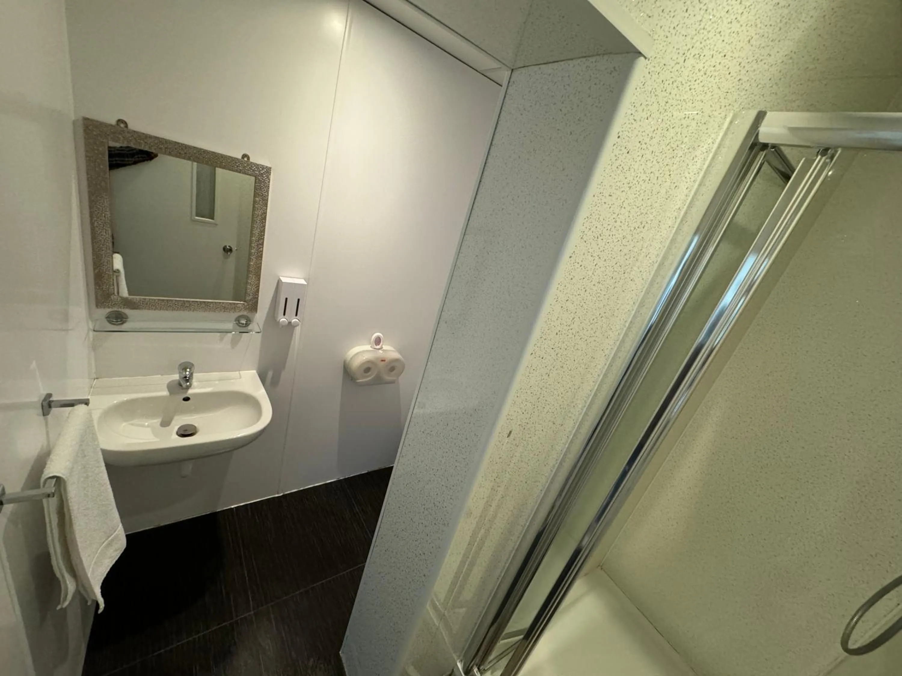 Shower in Namaste Palace Hotel