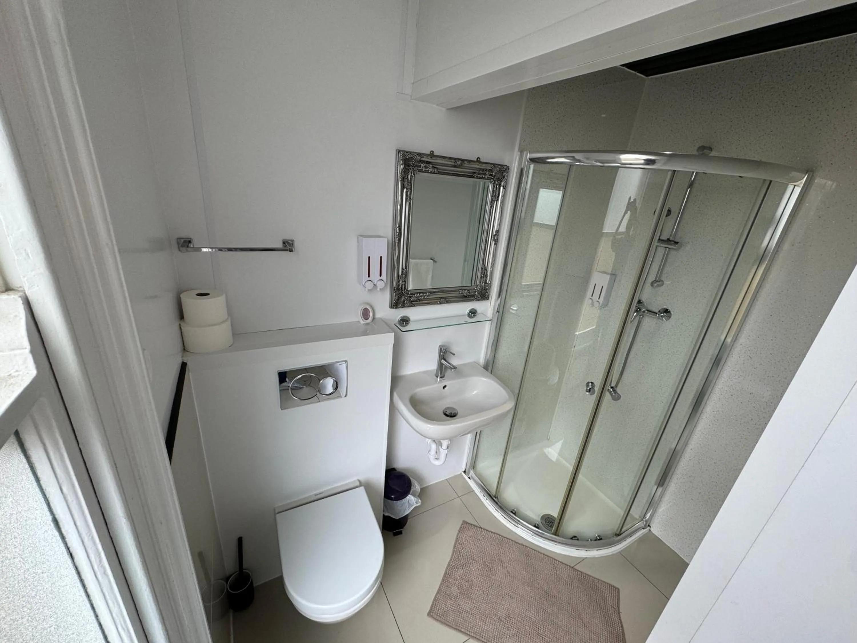 Shower in Namaste Palace Hotel