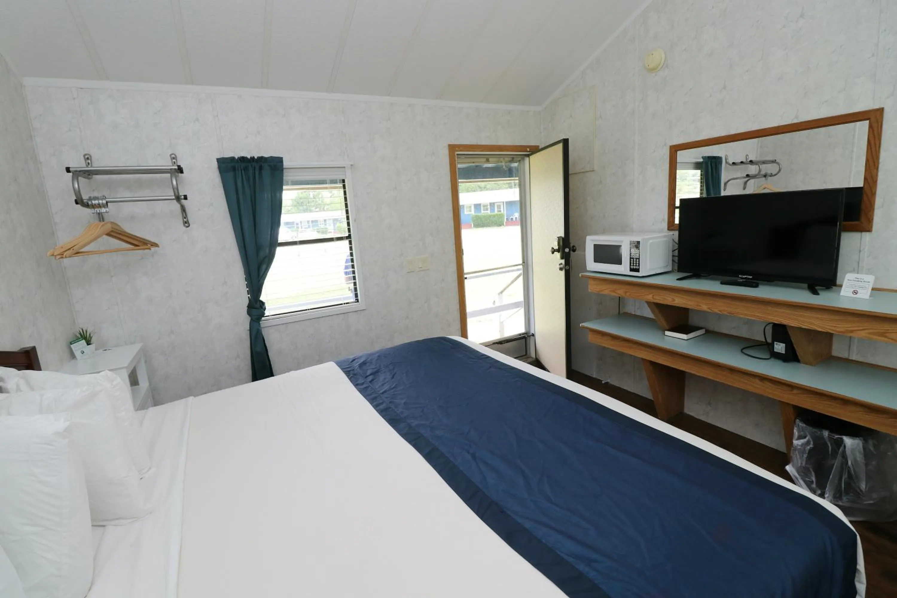 Bedroom, Bed in Bird's Nest Resort