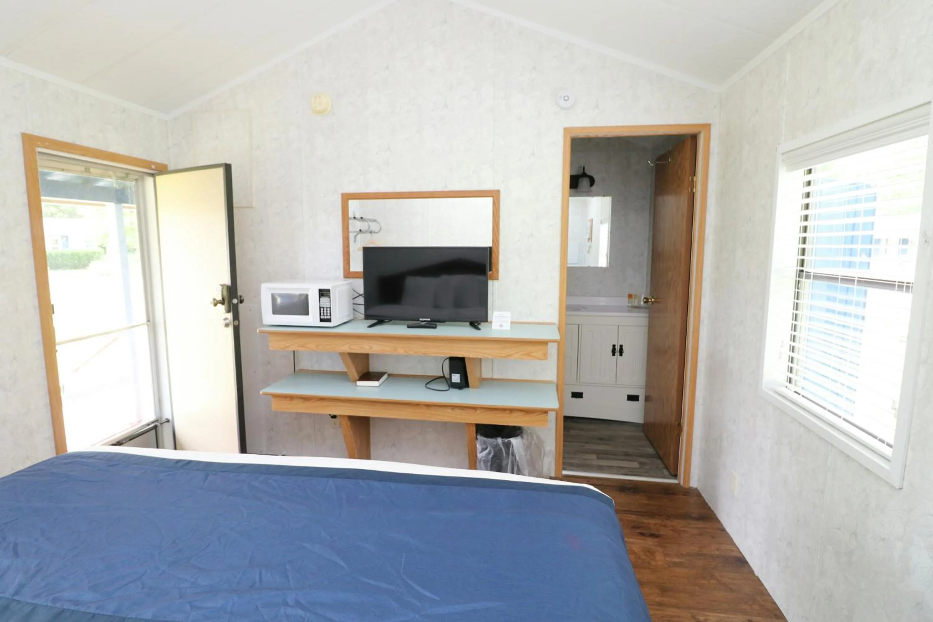 Bathroom, Bed in Bird's Nest Resort