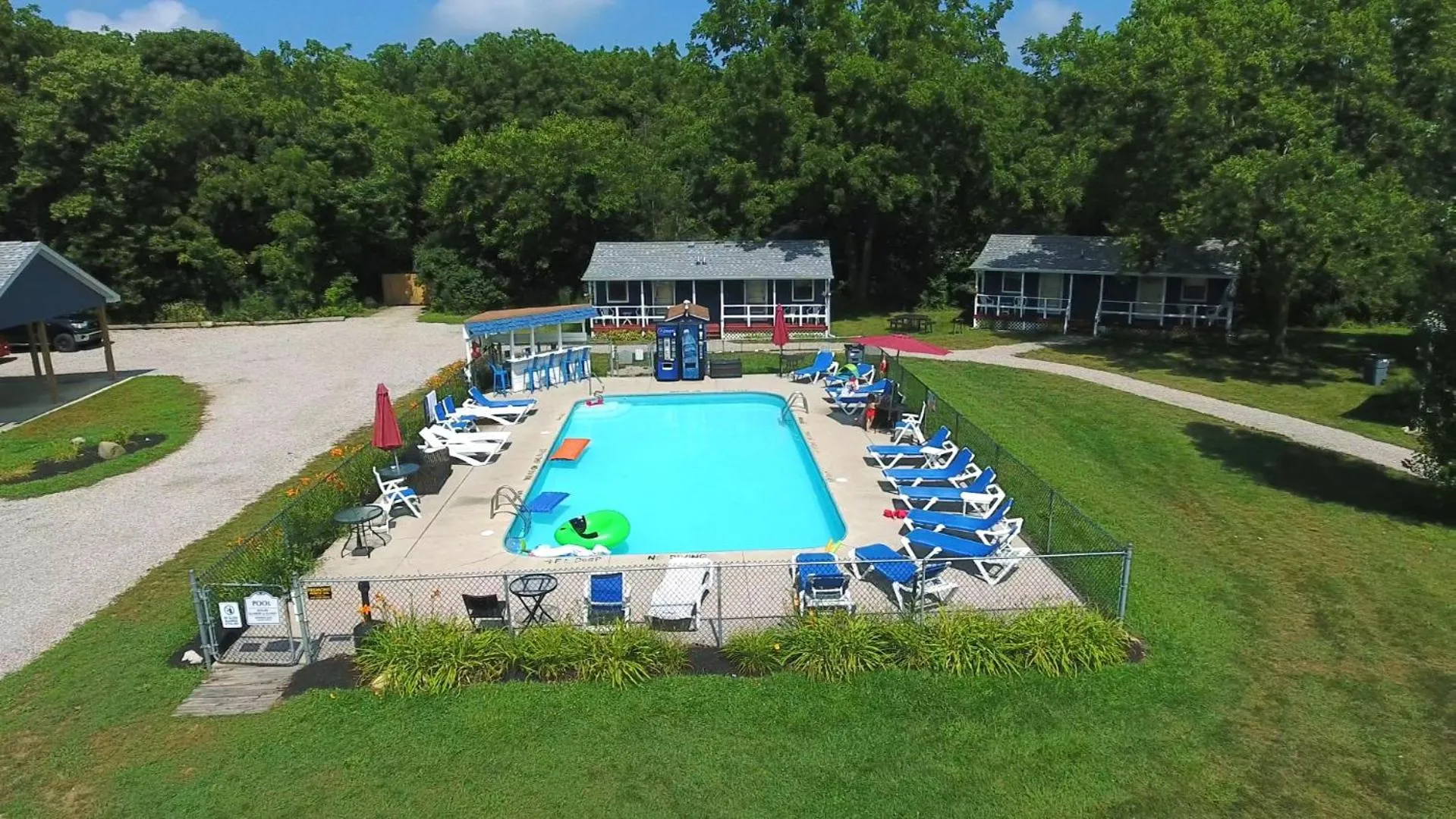 Swimming pool in Bird's Nest Resort