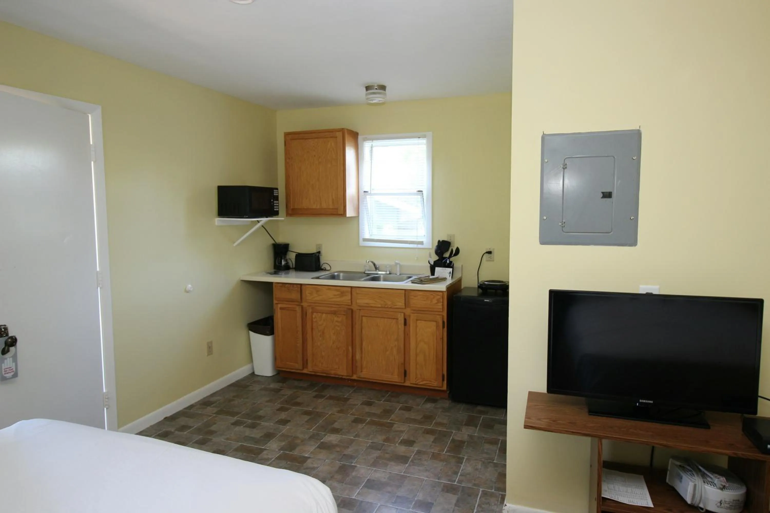 Kitchen or kitchenette, Bed in Bird's Nest Resort