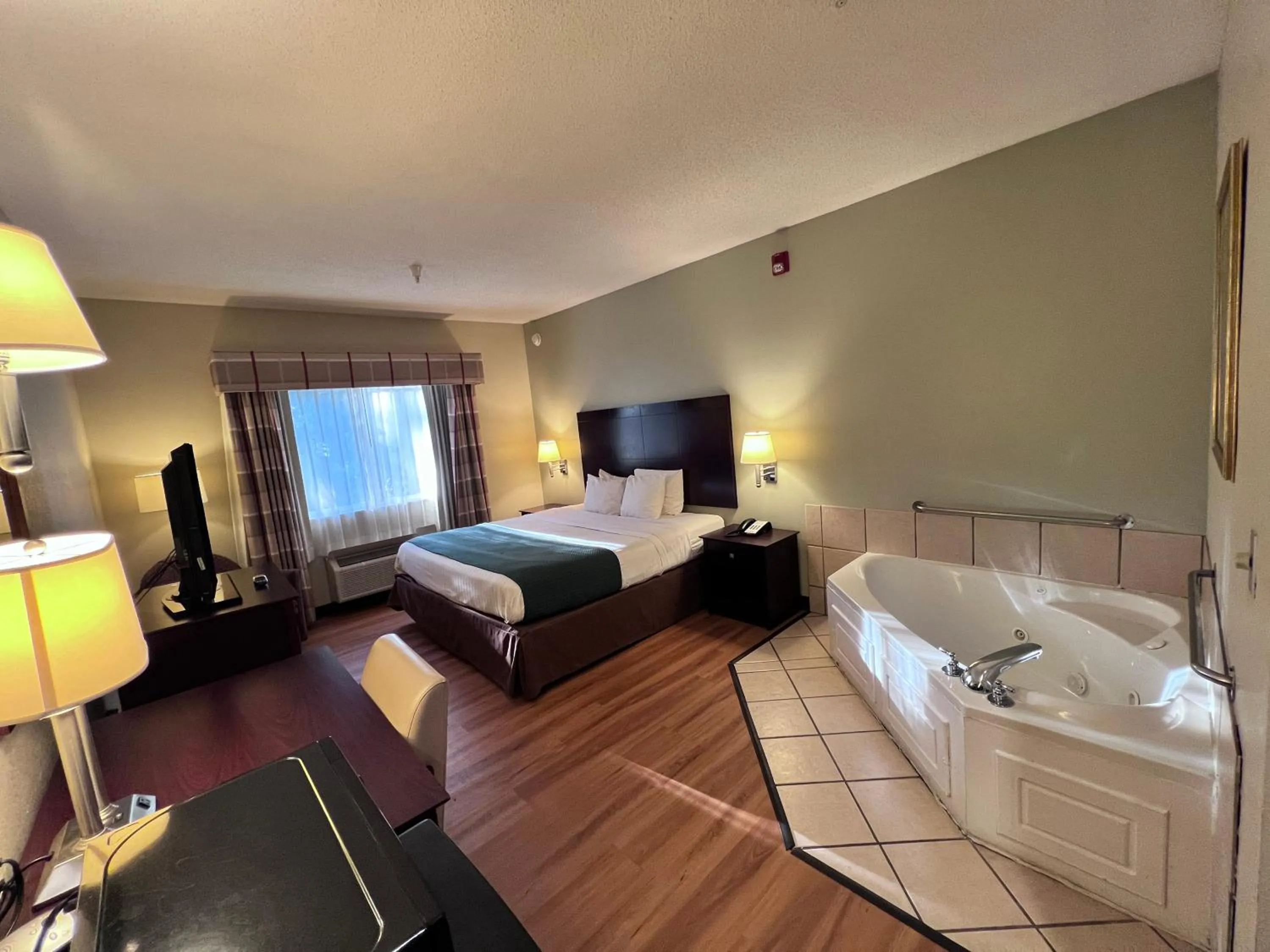 Bed in Americas Best Value Inn Wiggins