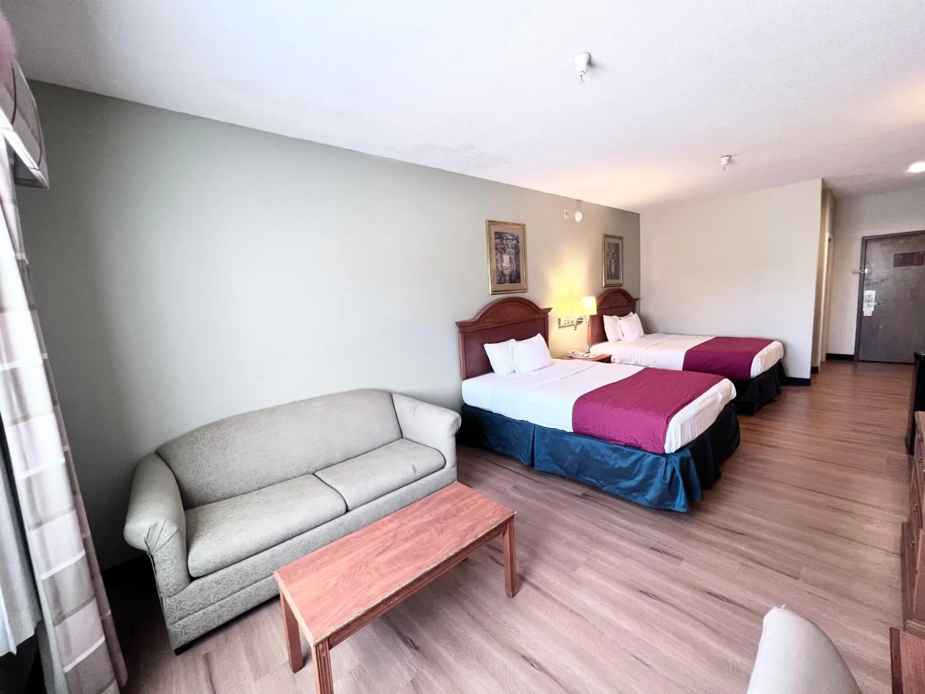 Bed in Americas Best Value Inn Wiggins Bed in Americas Best Value Inn Wiggins