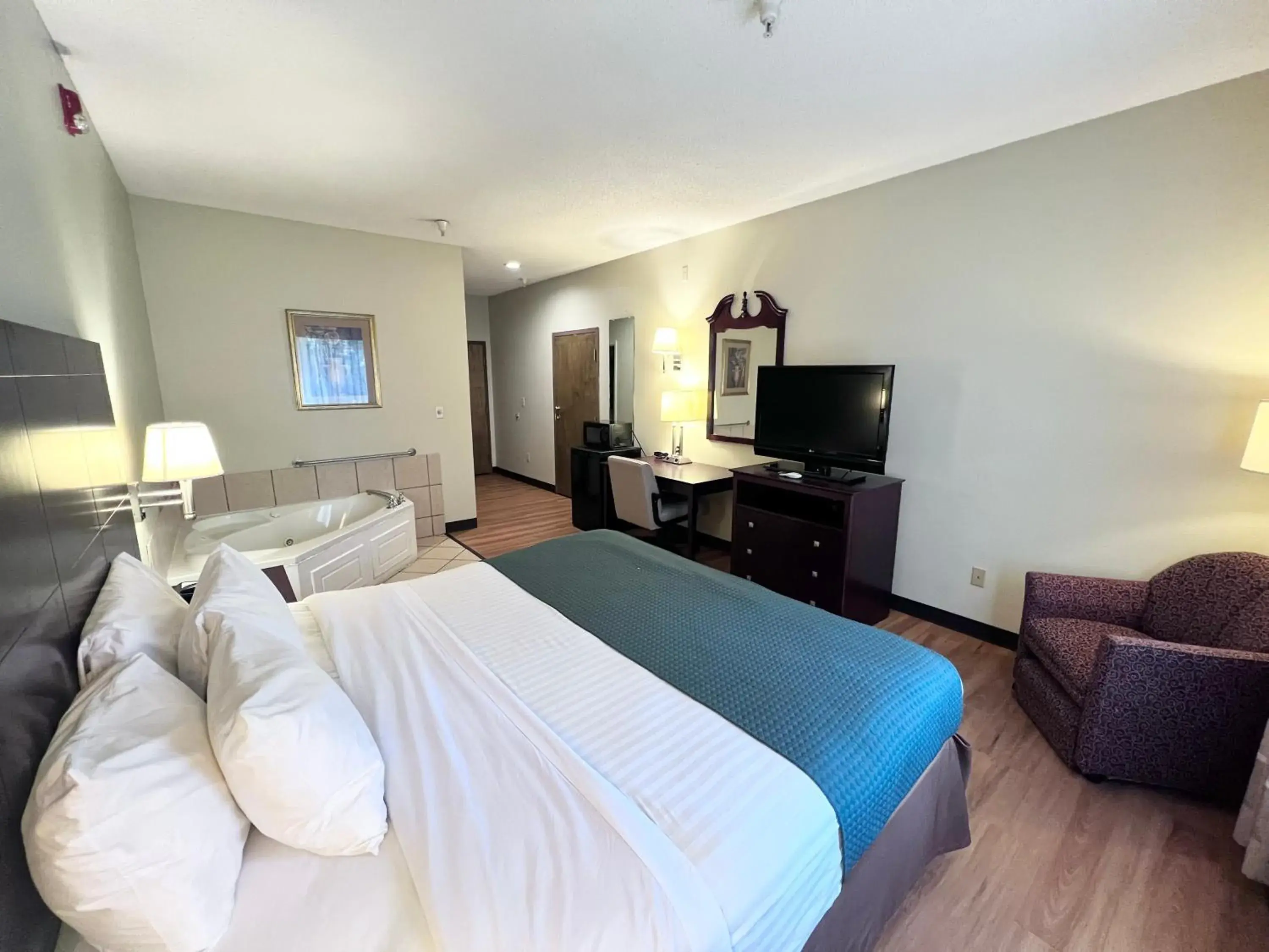 Bed in Americas Best Value Inn Wiggins Bed in Americas Best Value Inn Wiggins