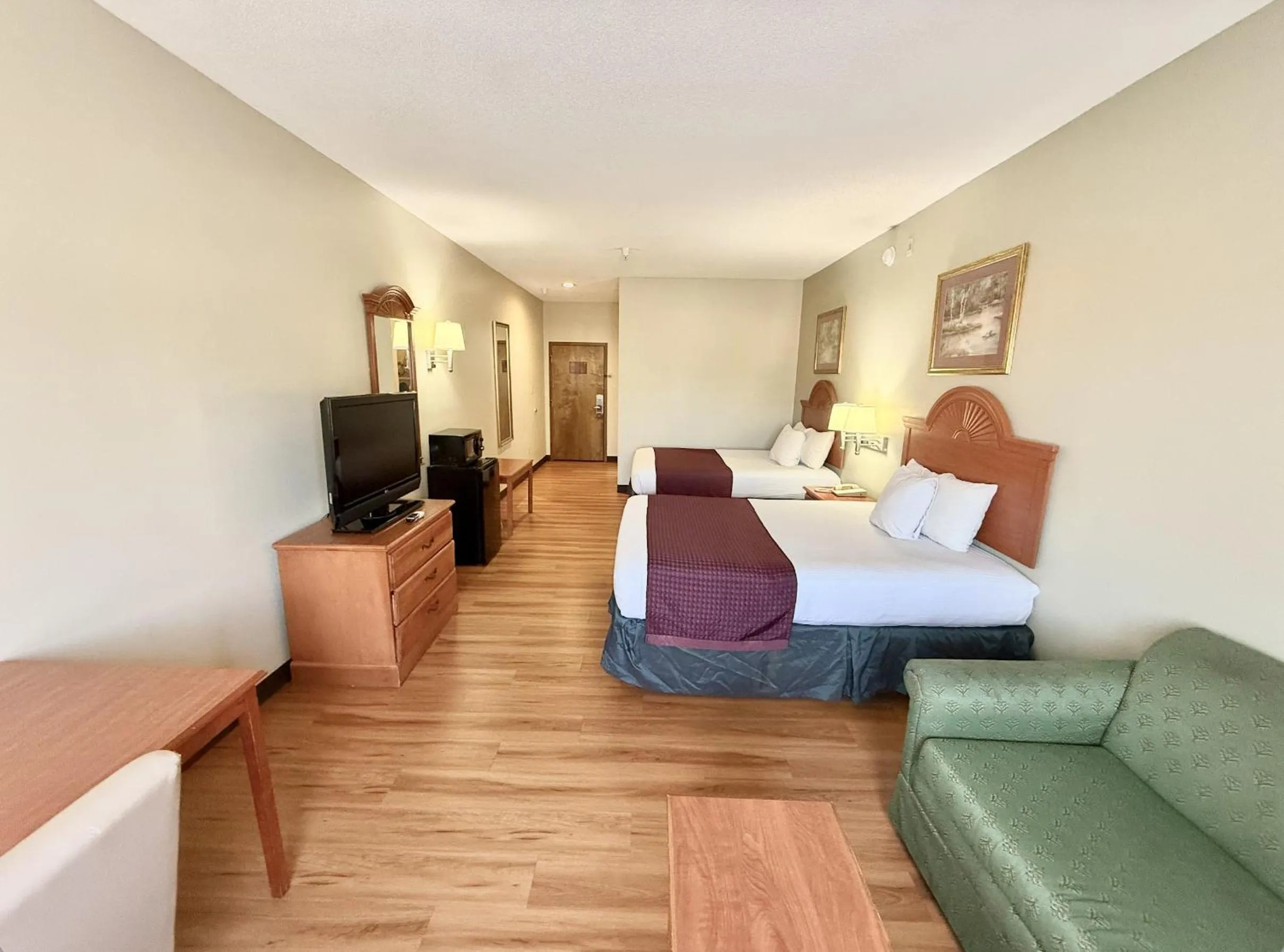 Bed in Americas Best Value Inn Wiggins