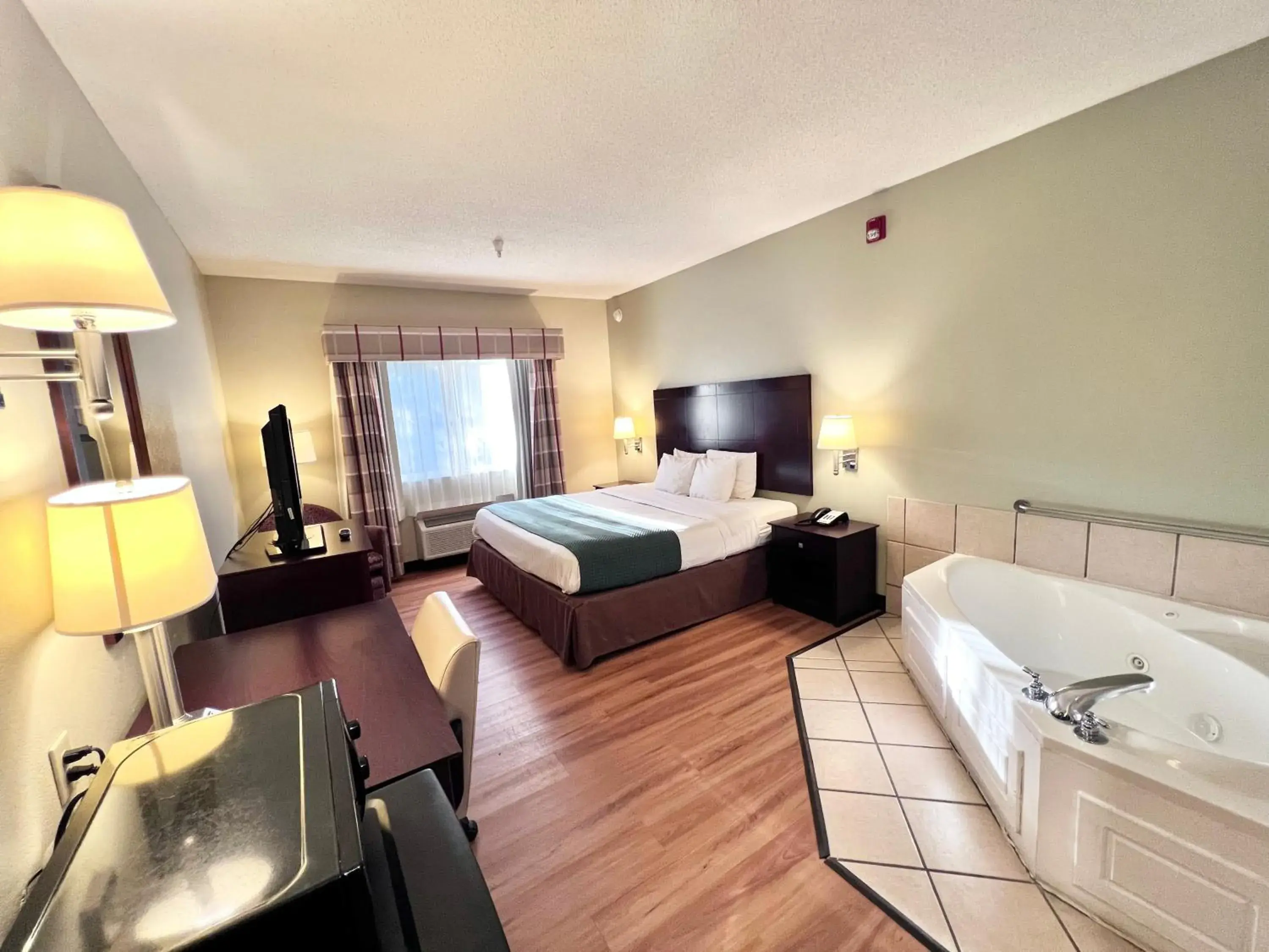 Bed in Americas Best Value Inn Wiggins Bed in Americas Best Value Inn Wiggins