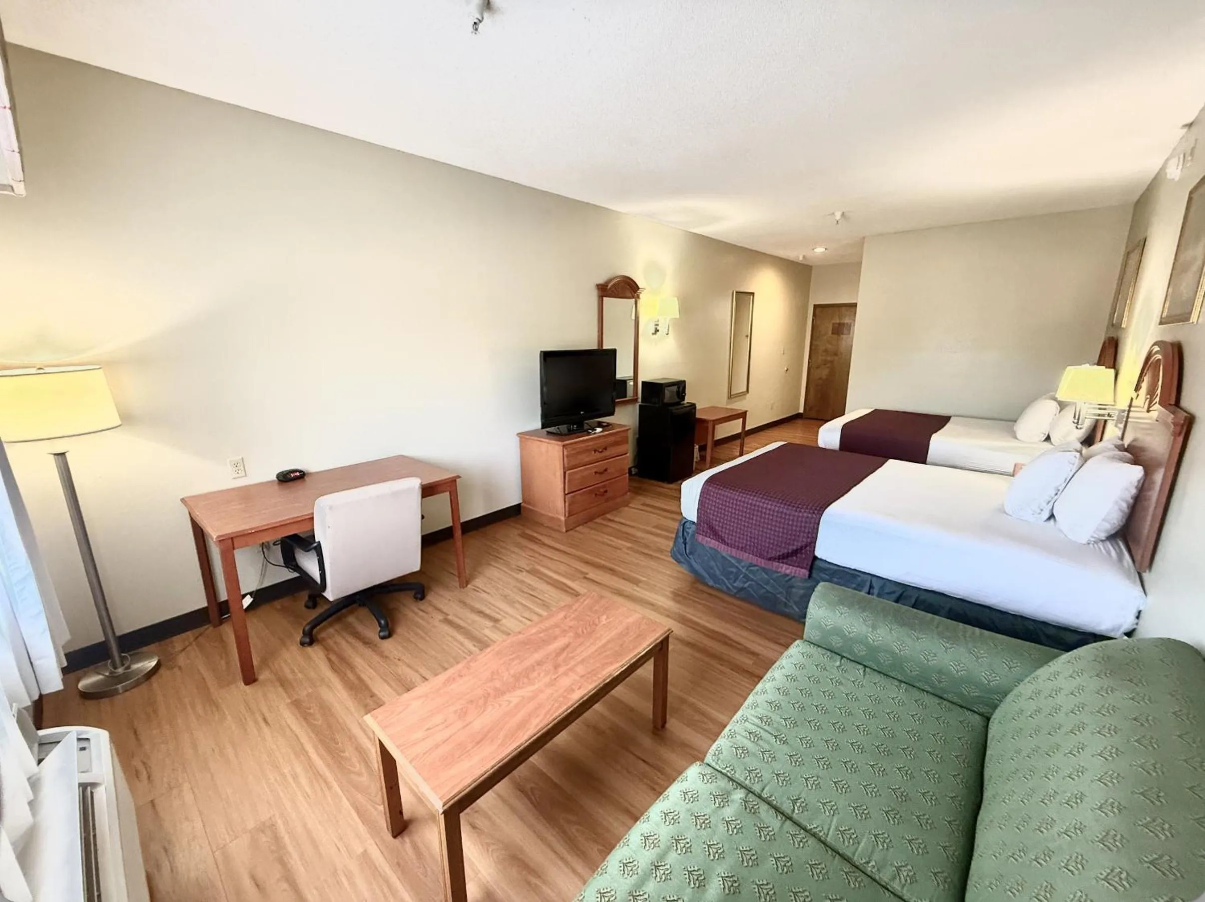 Bed in Americas Best Value Inn Wiggins