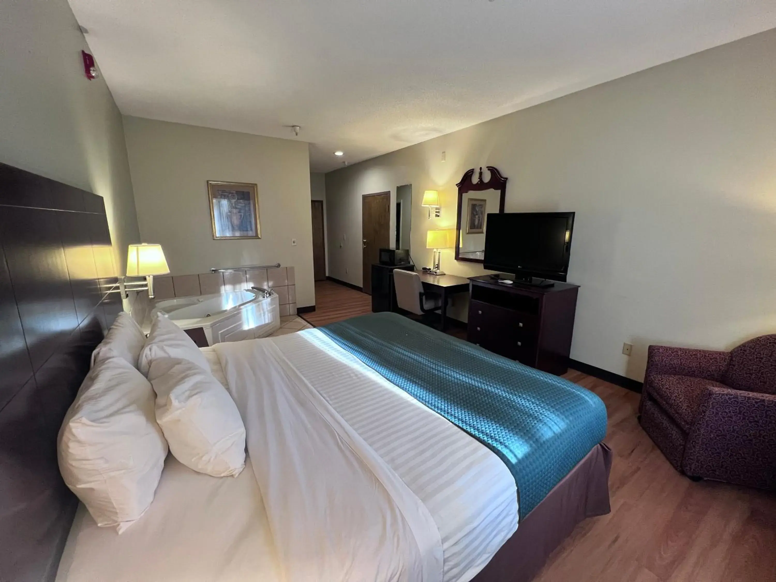 Bed in Americas Best Value Inn Wiggins Bed in Americas Best Value Inn Wiggins