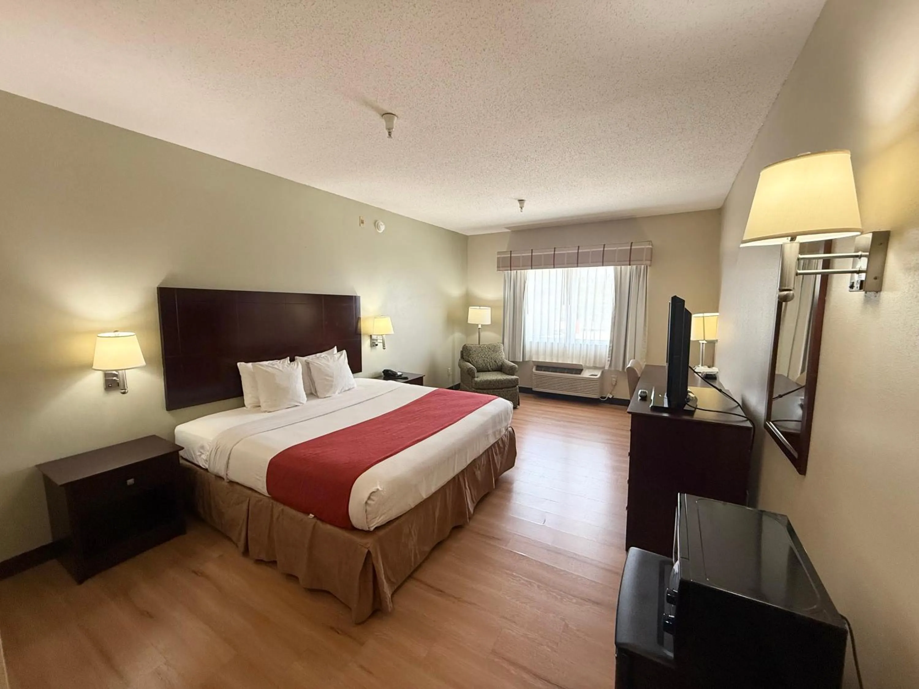 Bed in Americas Best Value Inn Wiggins