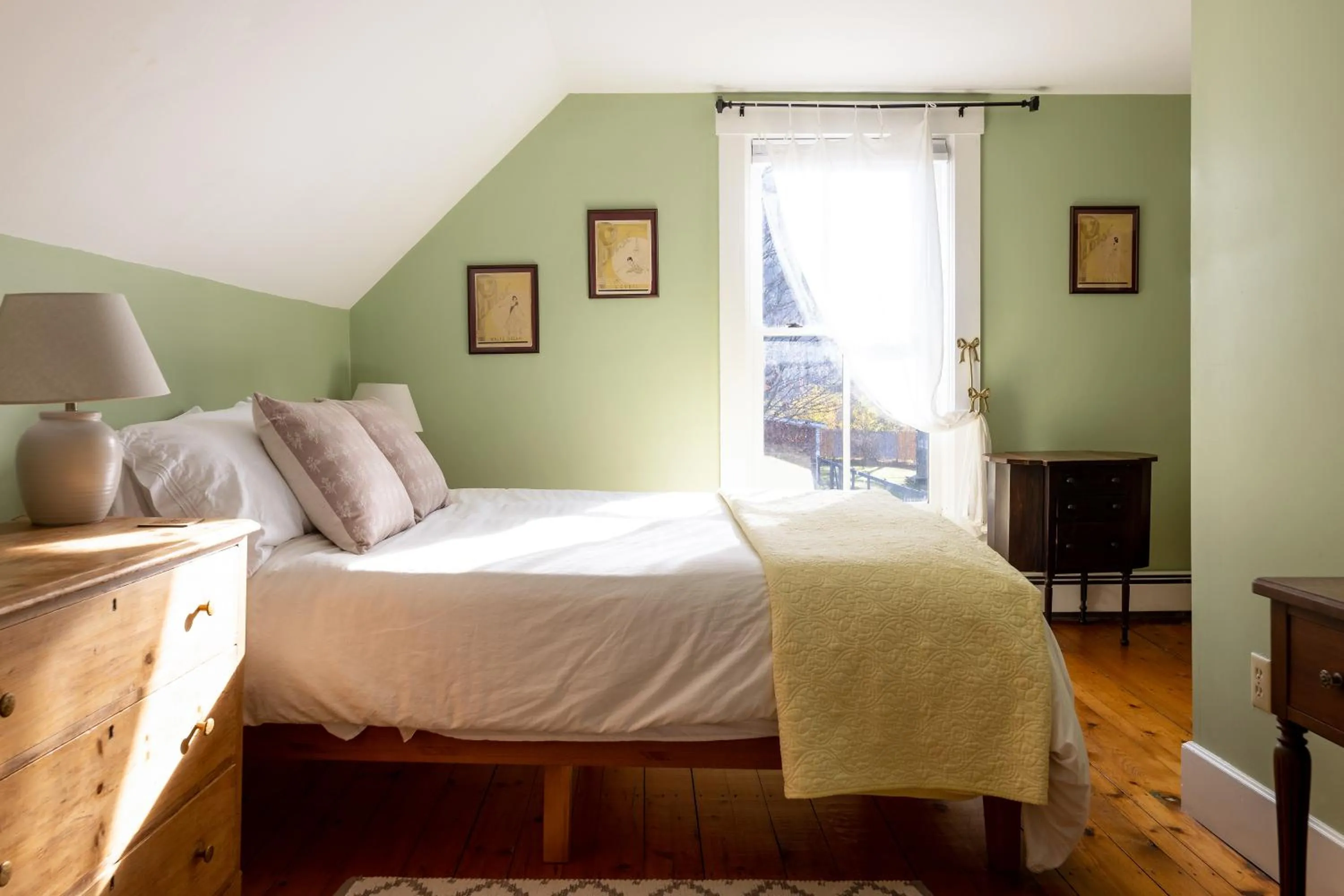 Standard Queen Room in Woodbridge Inn Bed & Breakfast